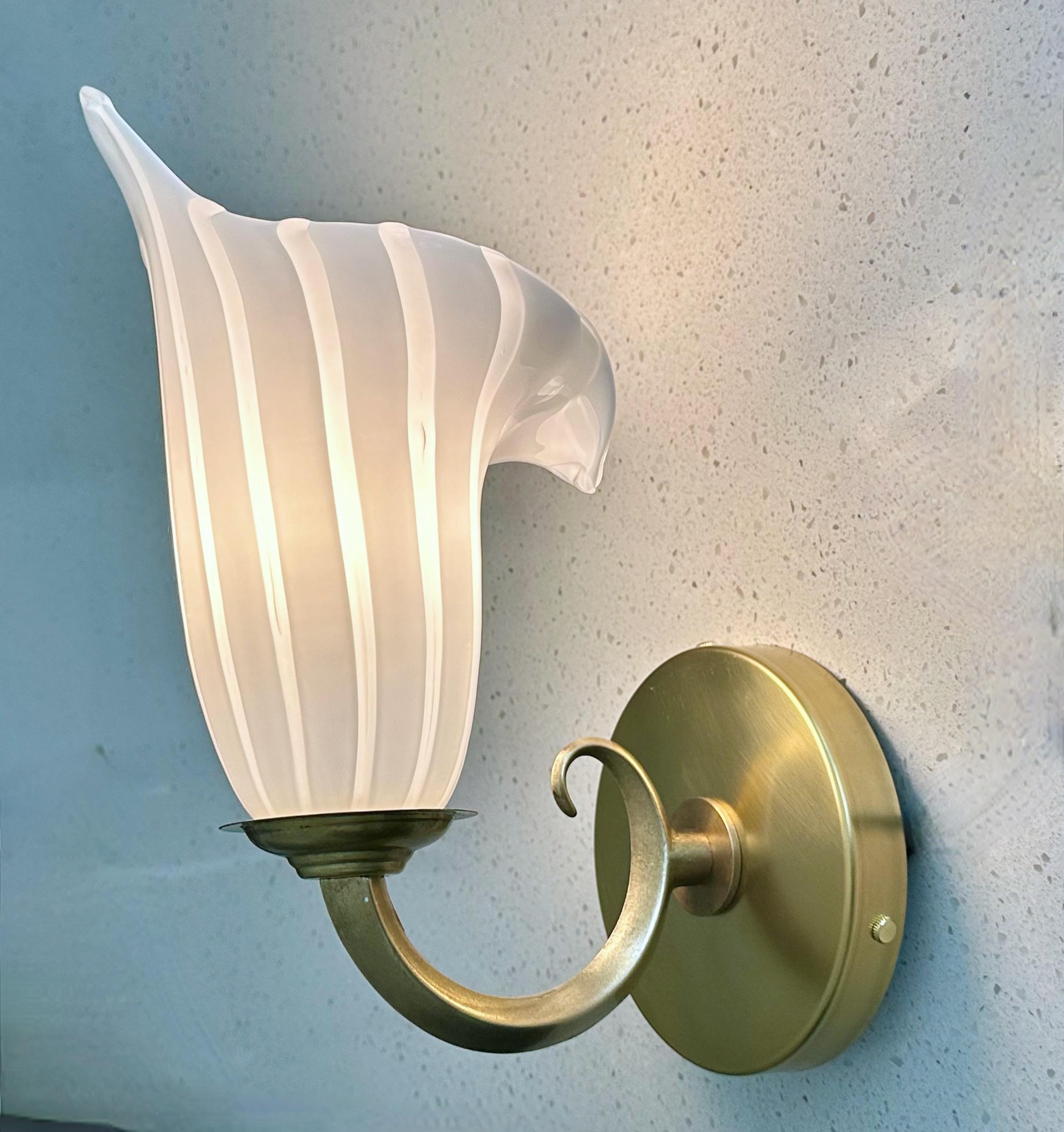 Ensemble de 4 appliques murales italiennes en verre blanc Calla Lily de Murano en vente 7