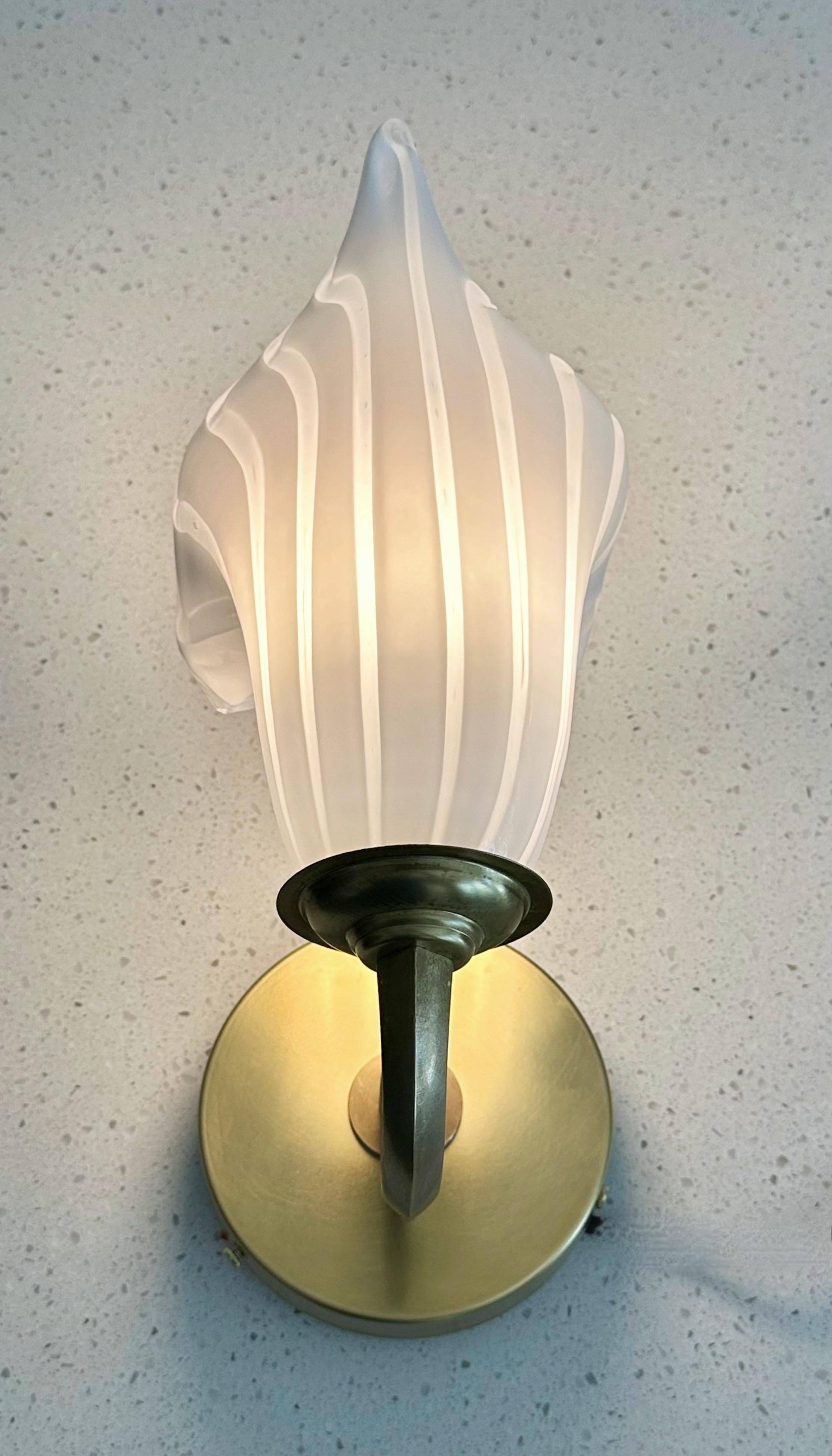 Ensemble de 4 appliques murales italiennes en verre blanc Calla Lily de Murano en vente 8