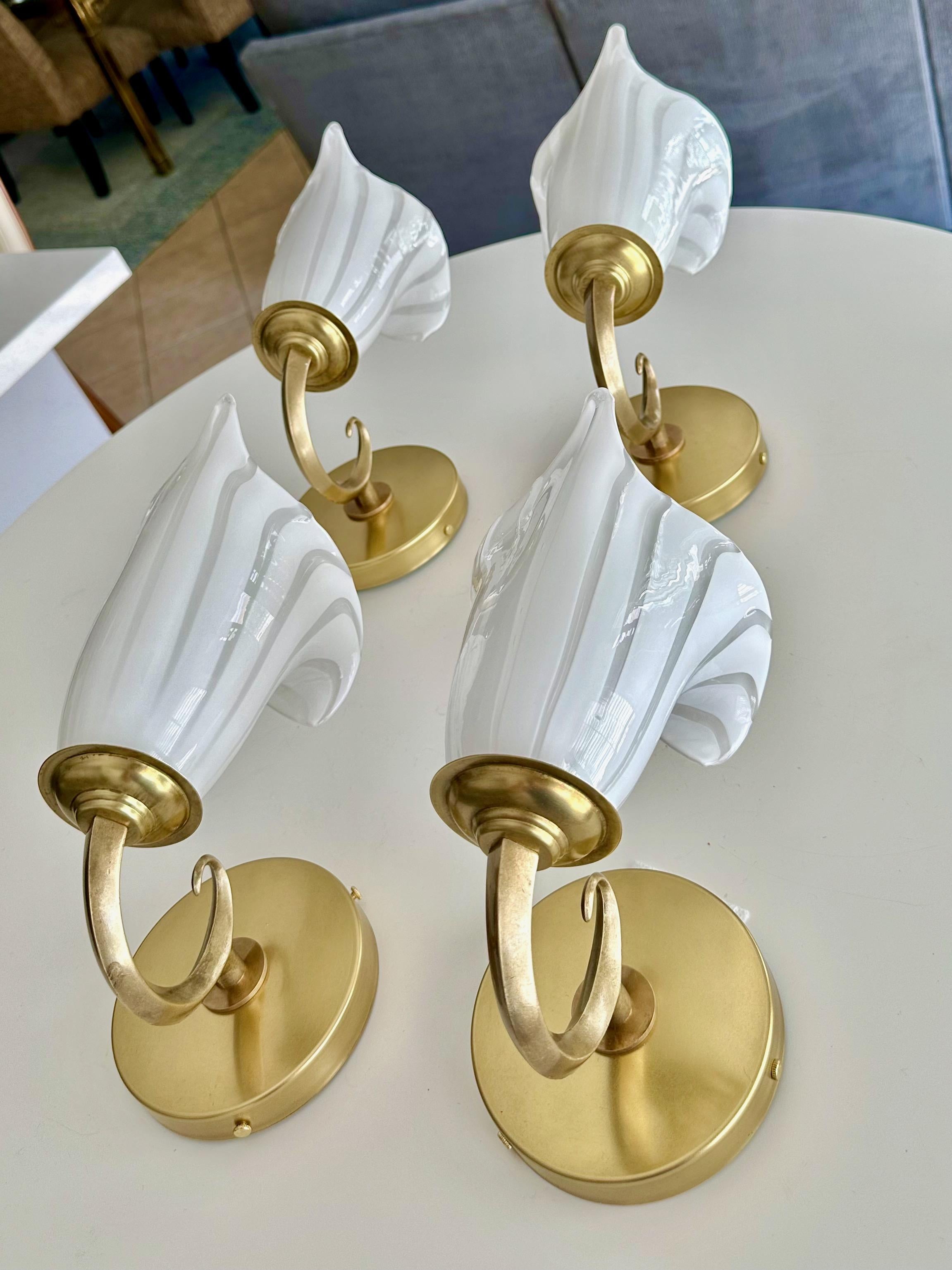 Ensemble de 4 appliques murales italiennes en verre blanc Calla Lily de Murano Bon état - En vente à Palm Springs, CA