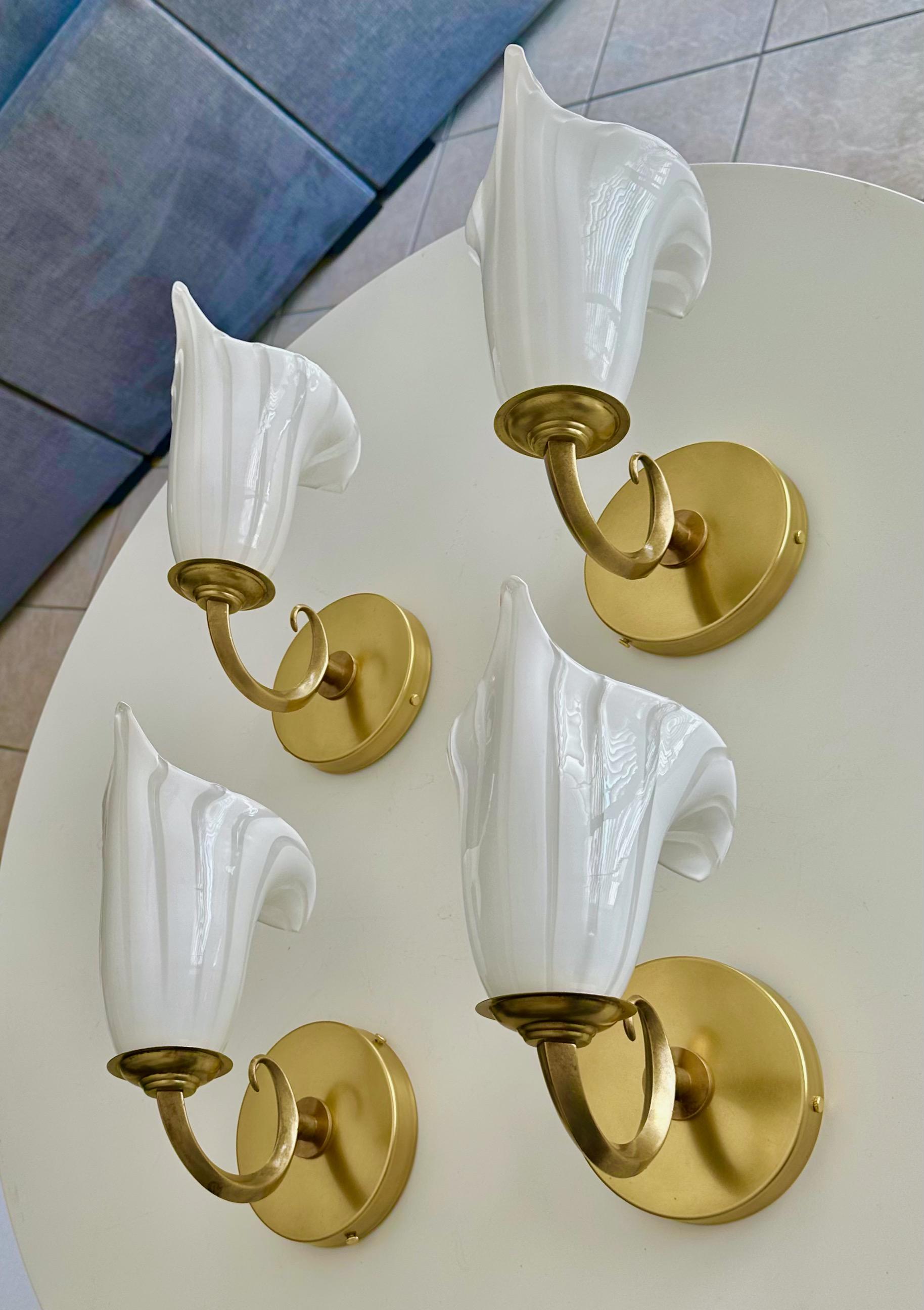 Laiton Ensemble de 4 appliques murales italiennes en verre blanc Calla Lily de Murano en vente