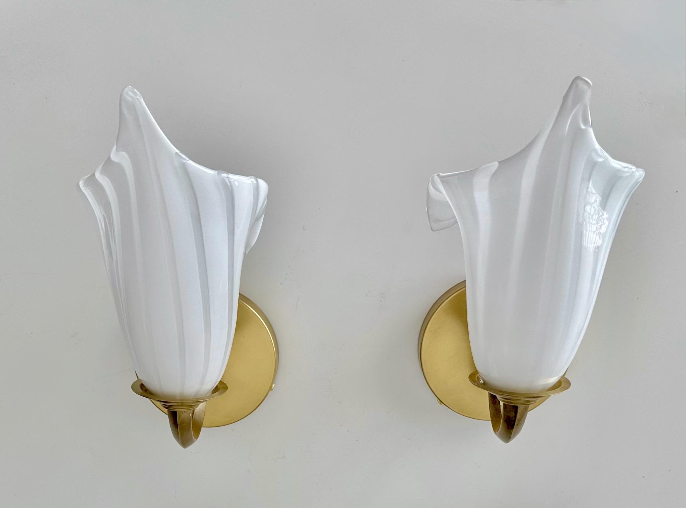 Ensemble de 4 appliques murales italiennes en verre blanc Calla Lily de Murano en vente 1