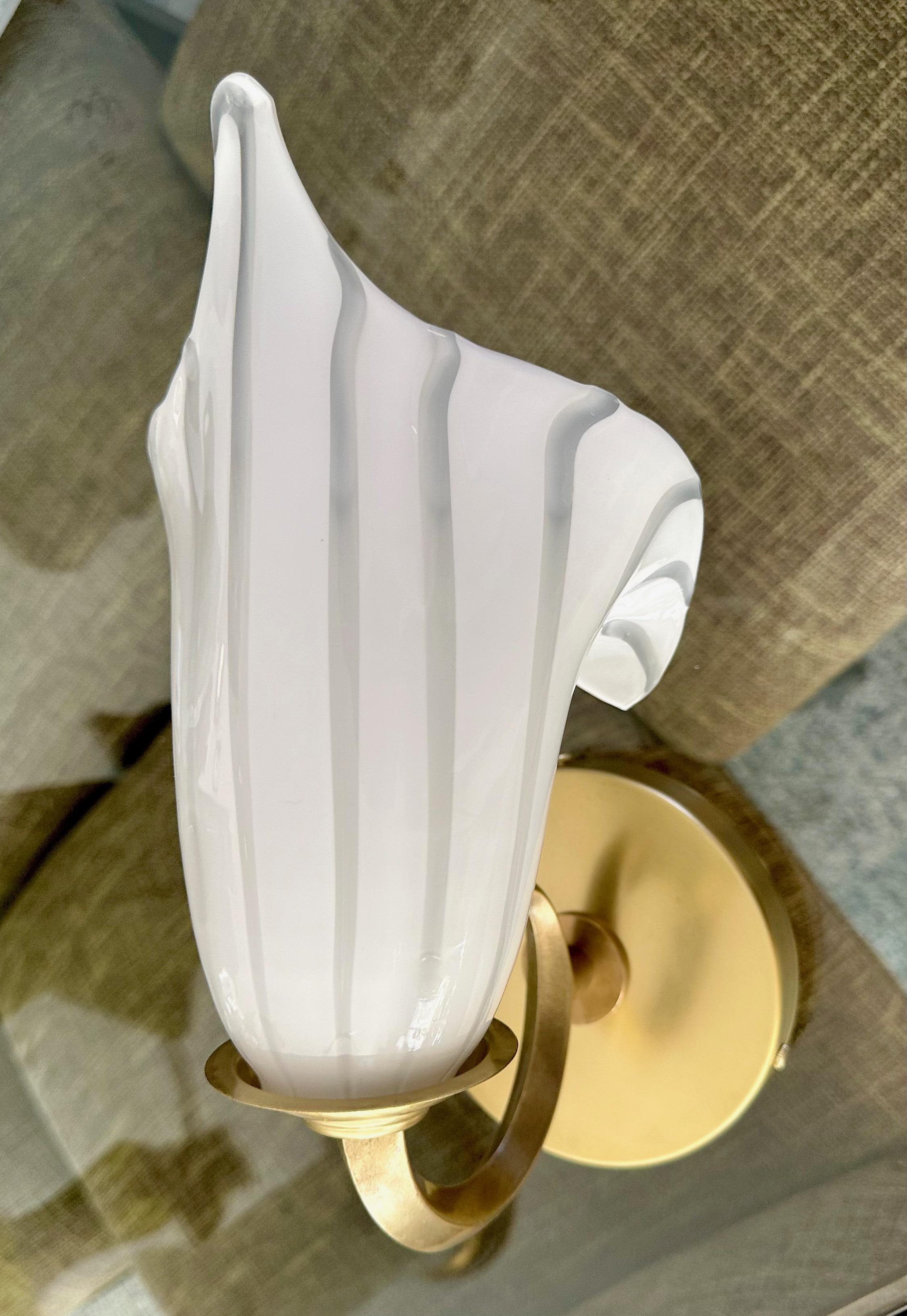 Ensemble de 4 appliques murales italiennes en verre blanc Calla Lily de Murano en vente 4