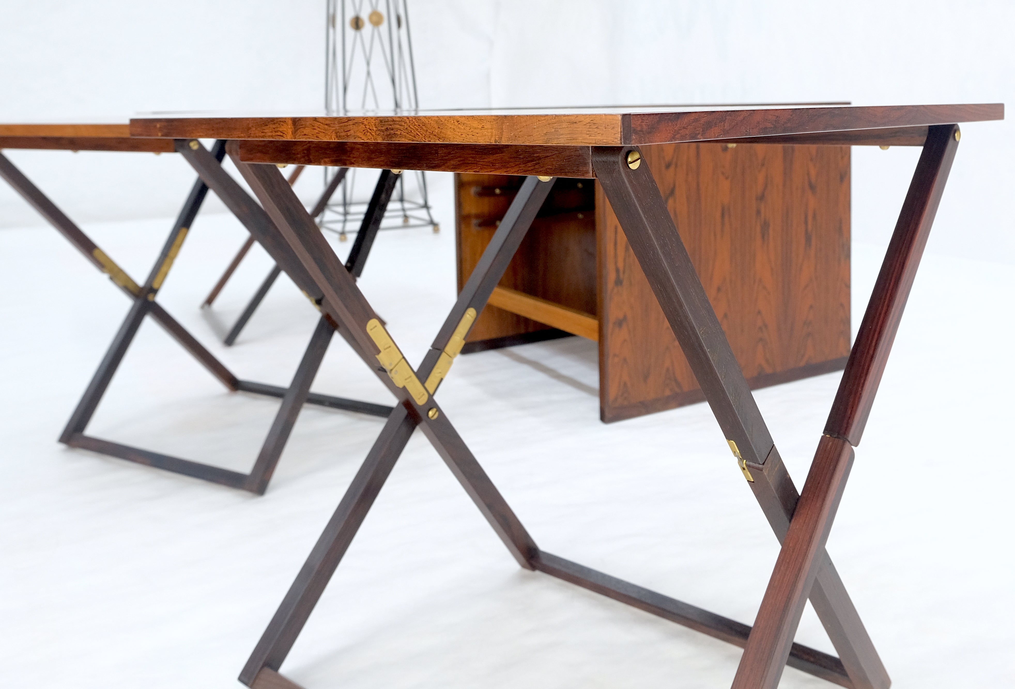 Mid-Century Modern Set 4 Nesting Foldes X Bases Rosewood & Brass End Side Tables Stands Denmark  en vente