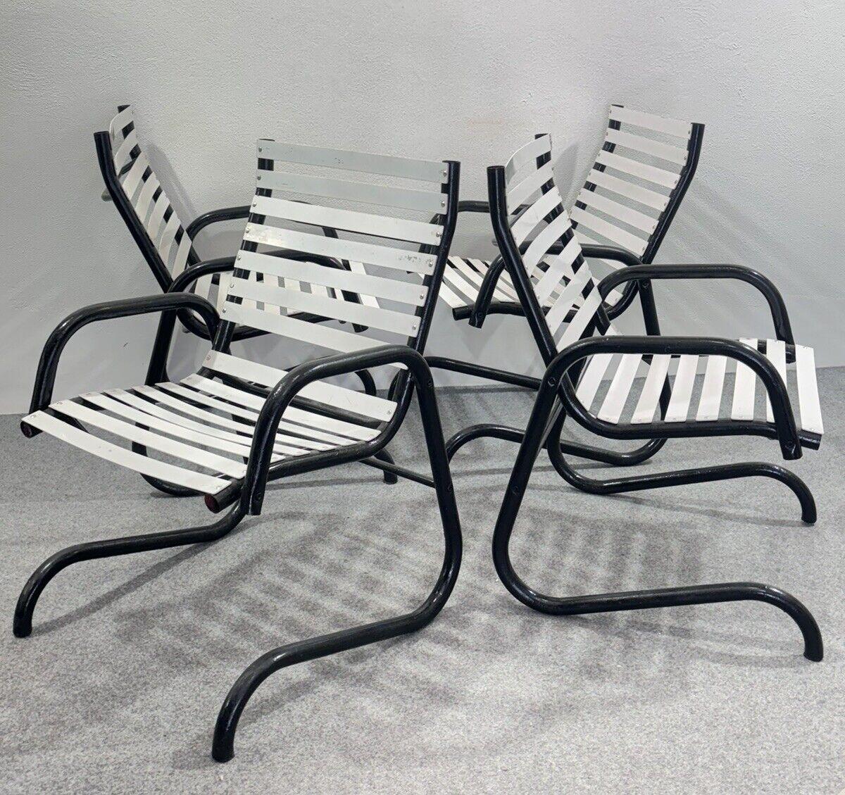 Ensemble de 4 fauteuils de jardin postmodernes Modern Design 1980's.

Cadre en métal incurvé noir.

L'article est en bon état de conservation, avec de légers signes d'usure dus à l'utilisation et à l'âge. (Voir photo)

Hauteur 90 cm

Largeur 64