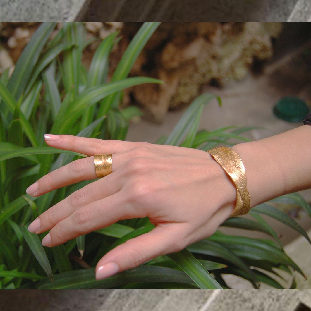 Set 4 rings - Giulia Barela 24 karat Gold plated bronze Four Leaves Ring  In New Condition For Sale In Rome, IT