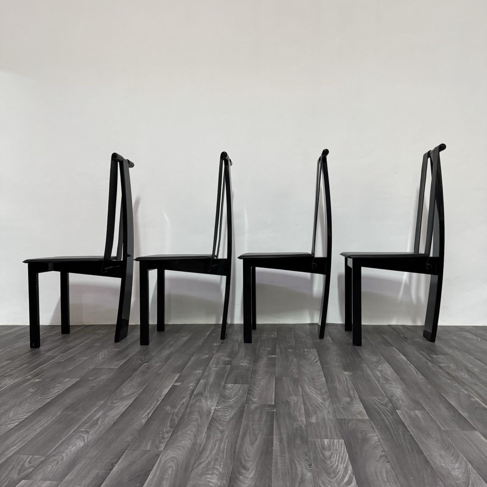 Elegante set di quattro sedie postmoderne originali degli anni ’80, caratterizzate da linee essenziali e un’estetica scultorea tipica del periodo. Il design minimale ma deciso le rende perfette per ambienti contemporanei, industriali o