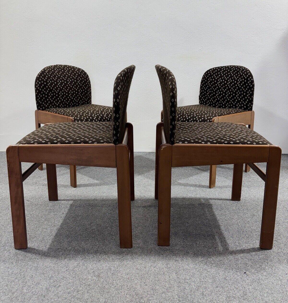 Set 4 Chairs Design Geometric 1960's Modern.

Wooden frame, original fabric upholstery of the period.

In good conservative condition, no cosmetic or structural defects to report, only slight and obvious signs of time due to use and age. (Please see