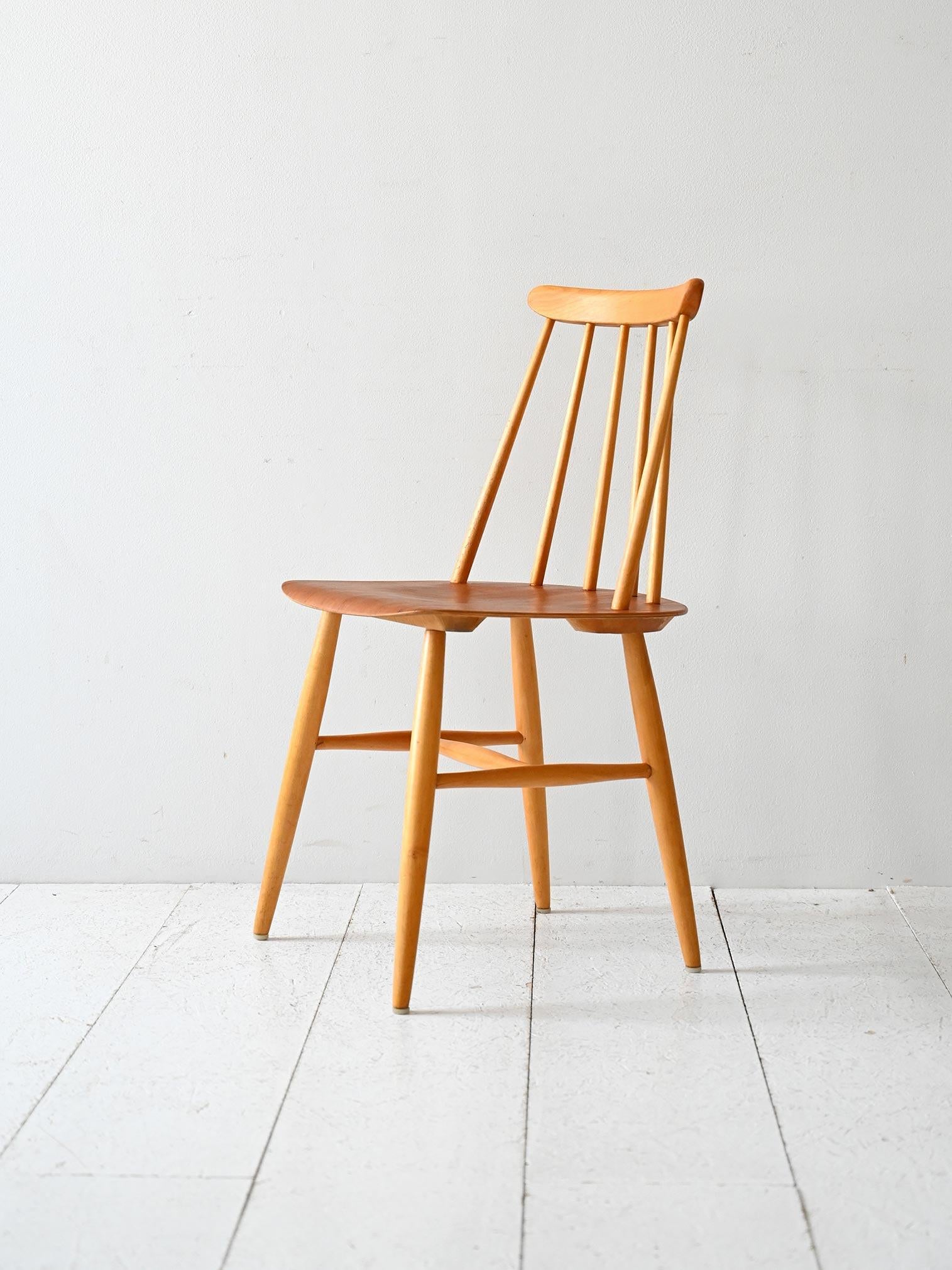 Sedie Fanett in faggio disegnate da Ilmari Tapiovaara, prodotte da Edsbyverken nel 1962. Marchio originale presente.

Set composto da quattro sedie modello Fanett disegnate da Ilmari Tapiovaara e prodotte nel 1962 dall’azienda svedese Edsbyverken.