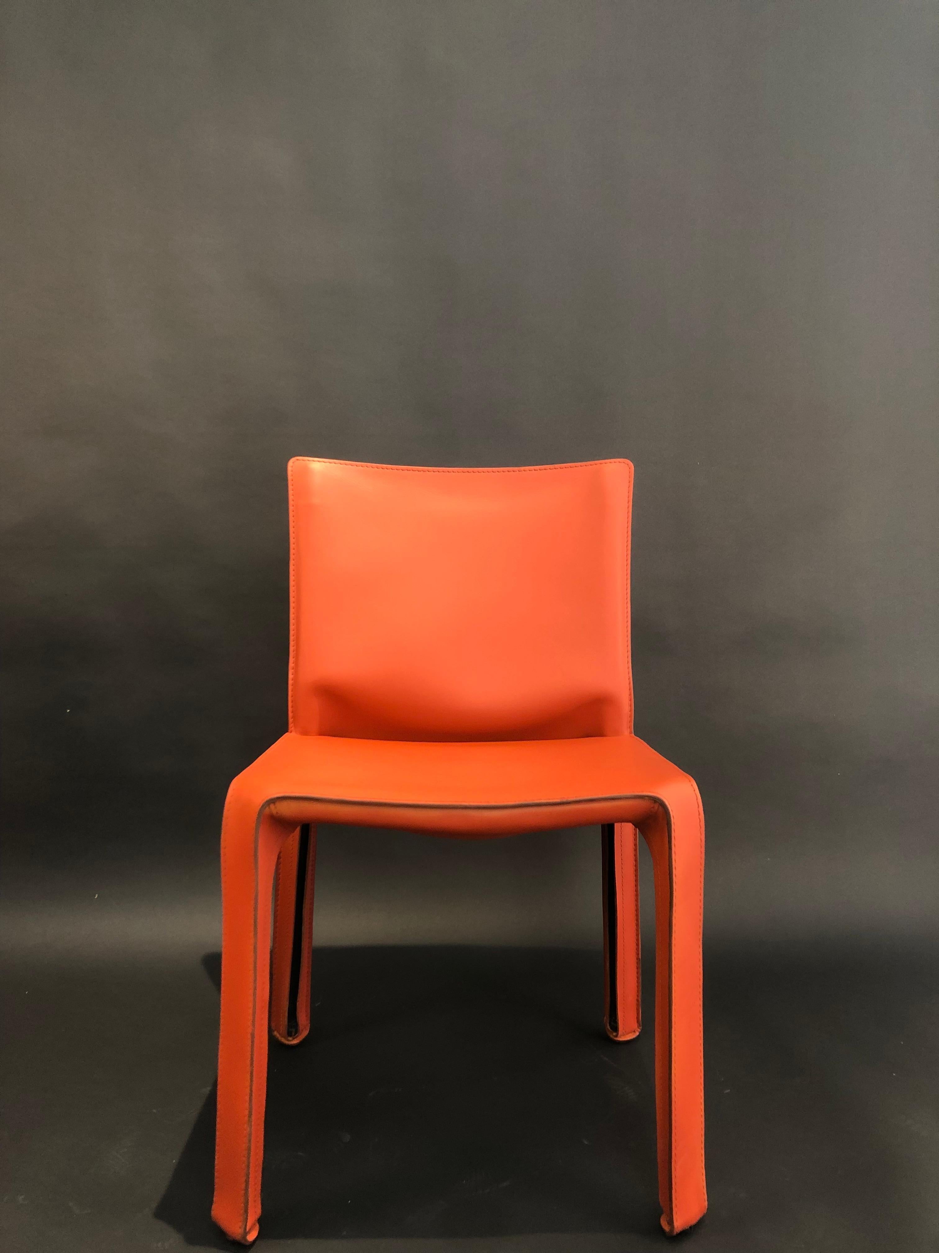 Set di 4 sedie in pelle disegnate da Mario Bellini negli anni ’80 per Cassina, azienda operante nel settore dell’arredo contemporaneo. 
Tutte e quattro le sedie si presentano in perfetto stato di conservazione, unico lieve difetto un piccolo
