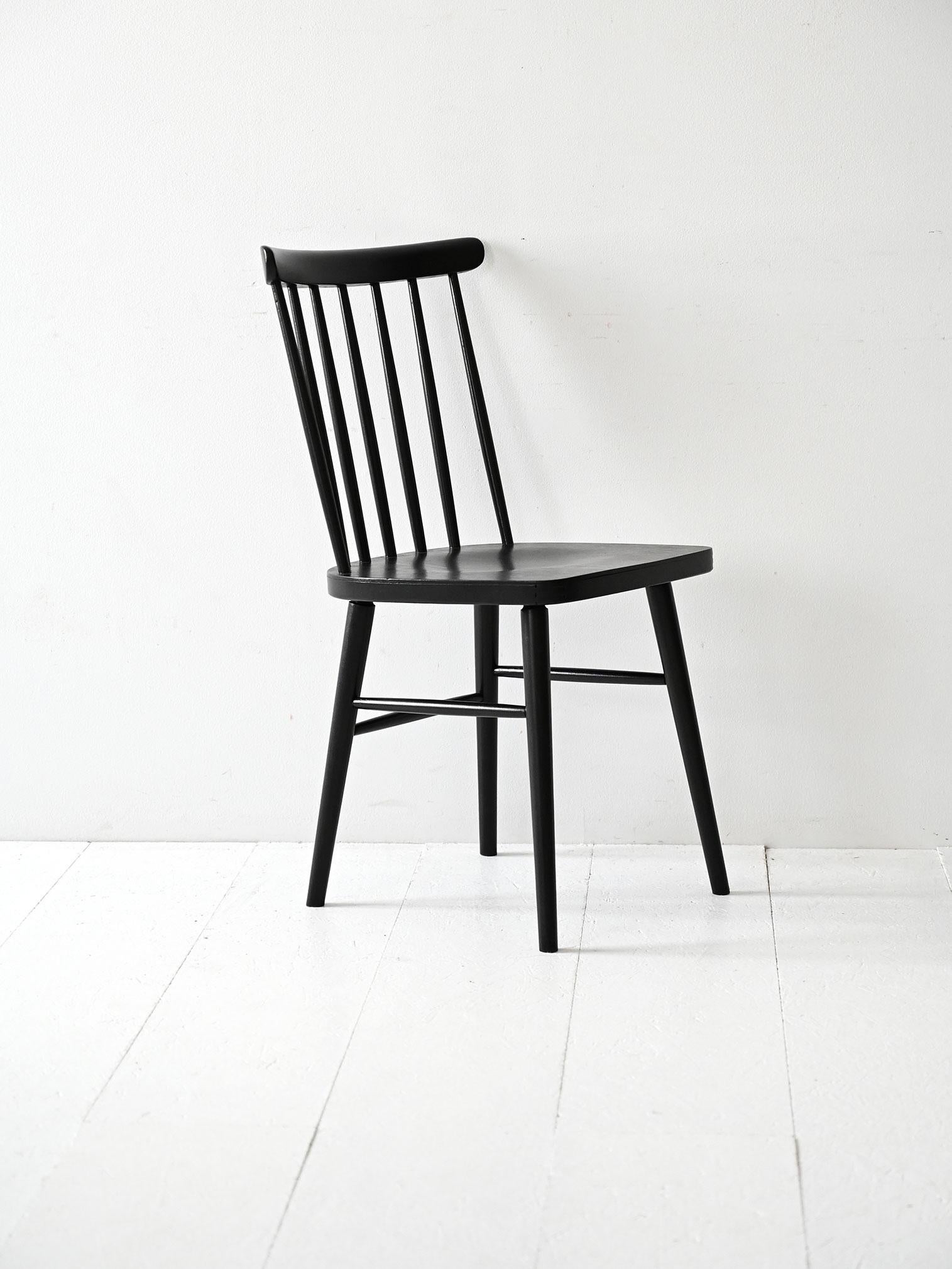 Sedie scandinave anni '60 in faggio nero con schienale a listelli curvati e seduta sagomata. Restaurate, con usura leggera.

Set di quattro sedie scandinave vintage in faggio laccato nero, ispirate al celebre modello Pinstol. La struttura presenta