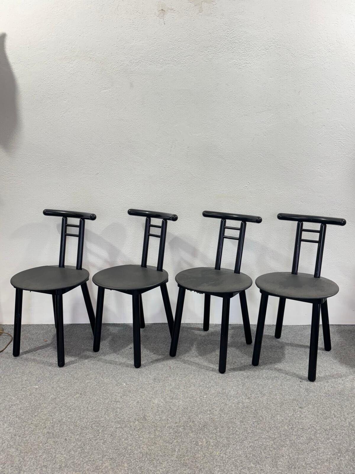 Satz von 4 Stühlen Postmodern Memphis Style Italian Design 1980er Jahre.


Dieses Stuhlset ist eine italienische Vintage-Produktion. Minimalistisches und dynamisches Design, eine originelle skulpturale Silhouette und eine hervorragende Verarbeitung