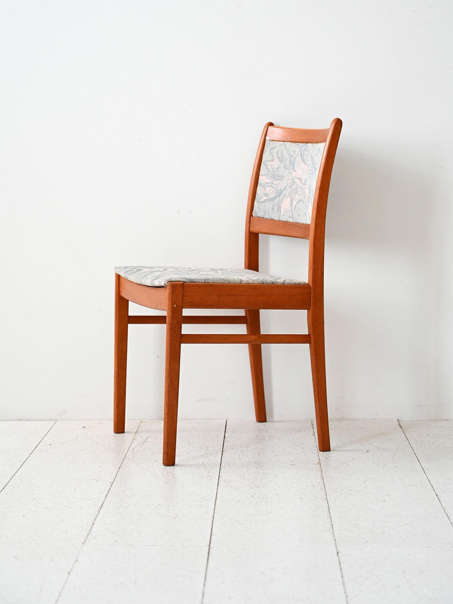 Sedie in teak con struttura restaurata e rivestimento originale in cotone mélange rosa, grigio e azzurro.

Set di quattro sedie scandinave vintage prodotte negli anni ’60 da NC Industrier AB (Valdemarsvik, Svezia), con struttura in teak restaurata.