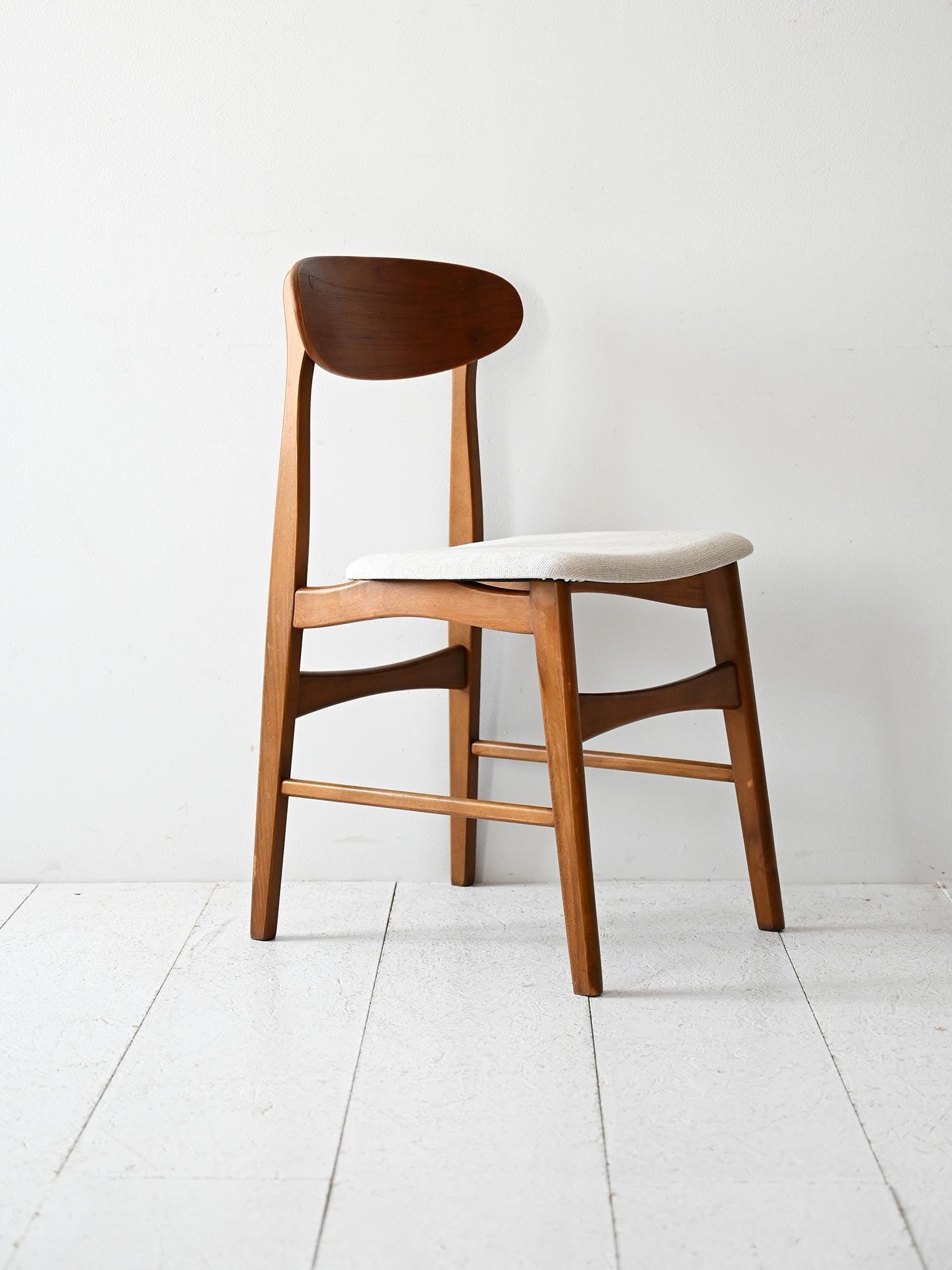 Sedie in teak con seduta rifoderata in tessuto idrorepellente. Linee morbide e struttura solida.

Set di quattro sedie scandinave originali degli anni ’50 con struttura in teak e seduta completamente rifoderata con tessuto trattato idrorepellente.