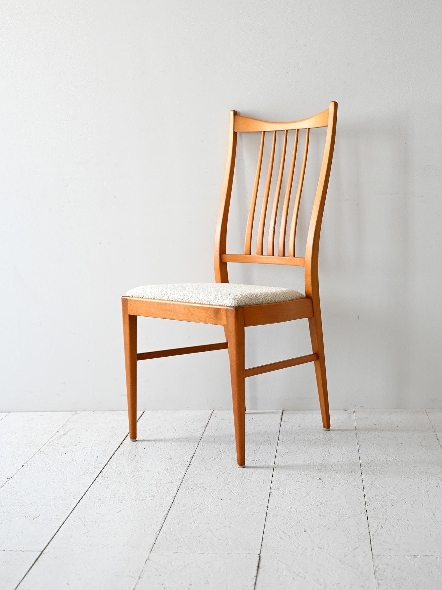 Sedie in faggio con schienale a listelli curvi e seduta rifoderata in bouclé bianco panna.

Set di quattro sedie vintage scandinave in faggio risalenti agli anni ’50/60. Lo schienale alto, composto da listelli verticali con diametro degradante e