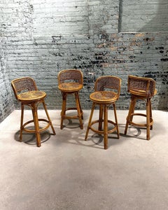 Ensemble de 4 tabourets de bar pivotants en roseau fendu et en rotin, 1970