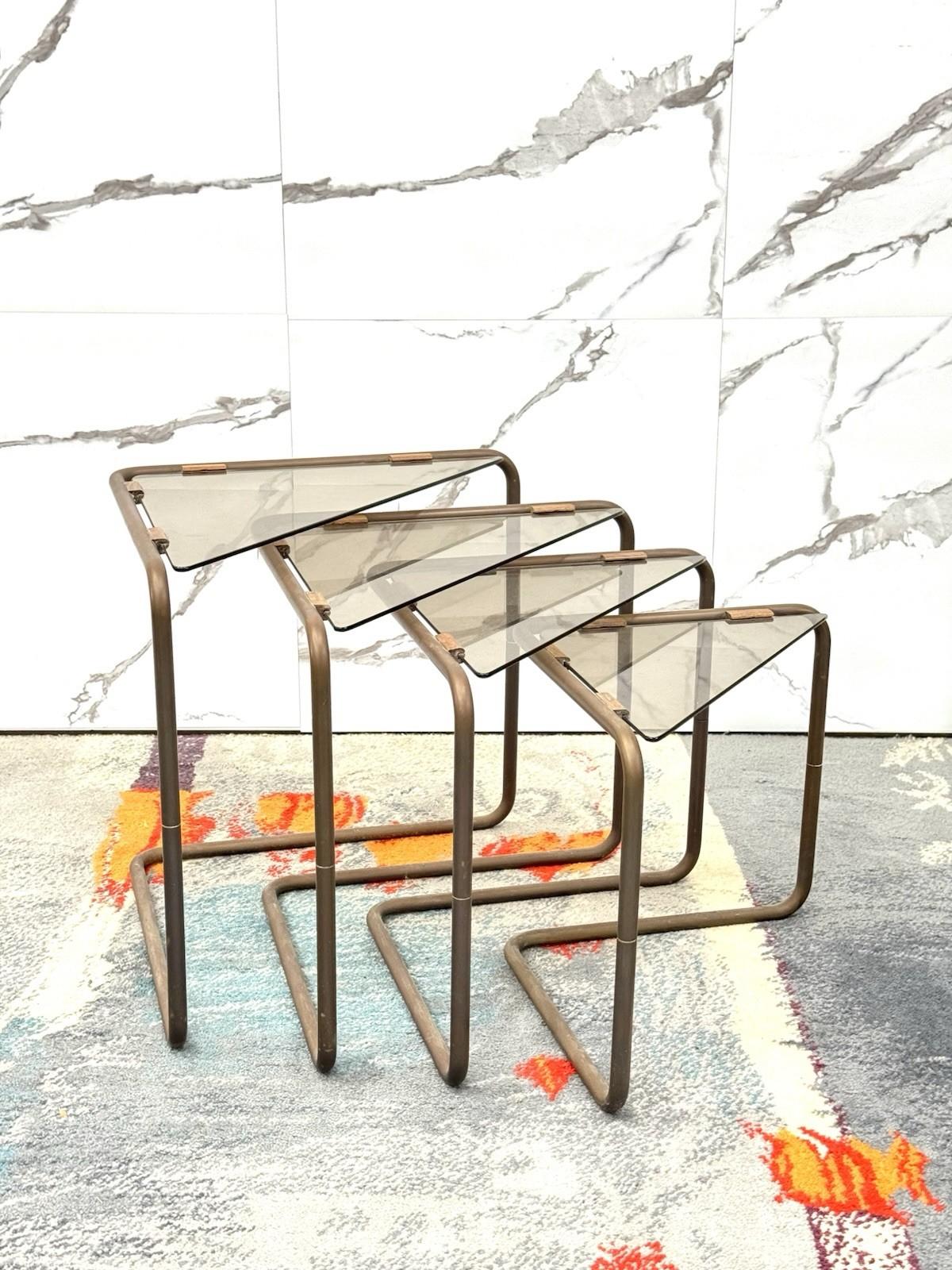 Meraviglioso set composto da 4 tavolini da salotto interamente in metallo color bronzo e piano in cristallo fumé.

L’articolo è in buone condizioni conservative, non vi è alcun difetto estetico o strutturale da segnalare, solo lievi ed ovvi segni