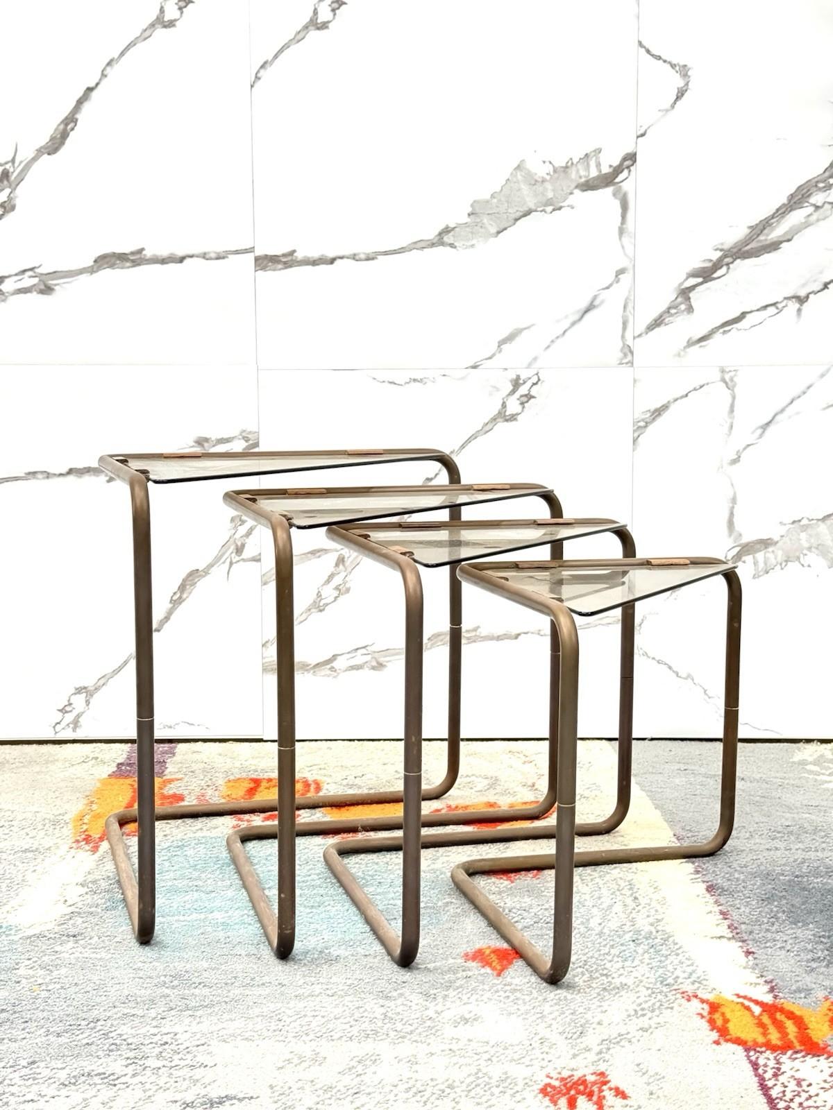 Set 4 tavolini Componibili Metallo E Vetro 1960’s Design Modernariato (Moderne der Mitte des Jahrhunderts) im Angebot