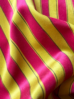 Ensemble 4  sets de table en velours de polyester rayé jaune et fuchsia