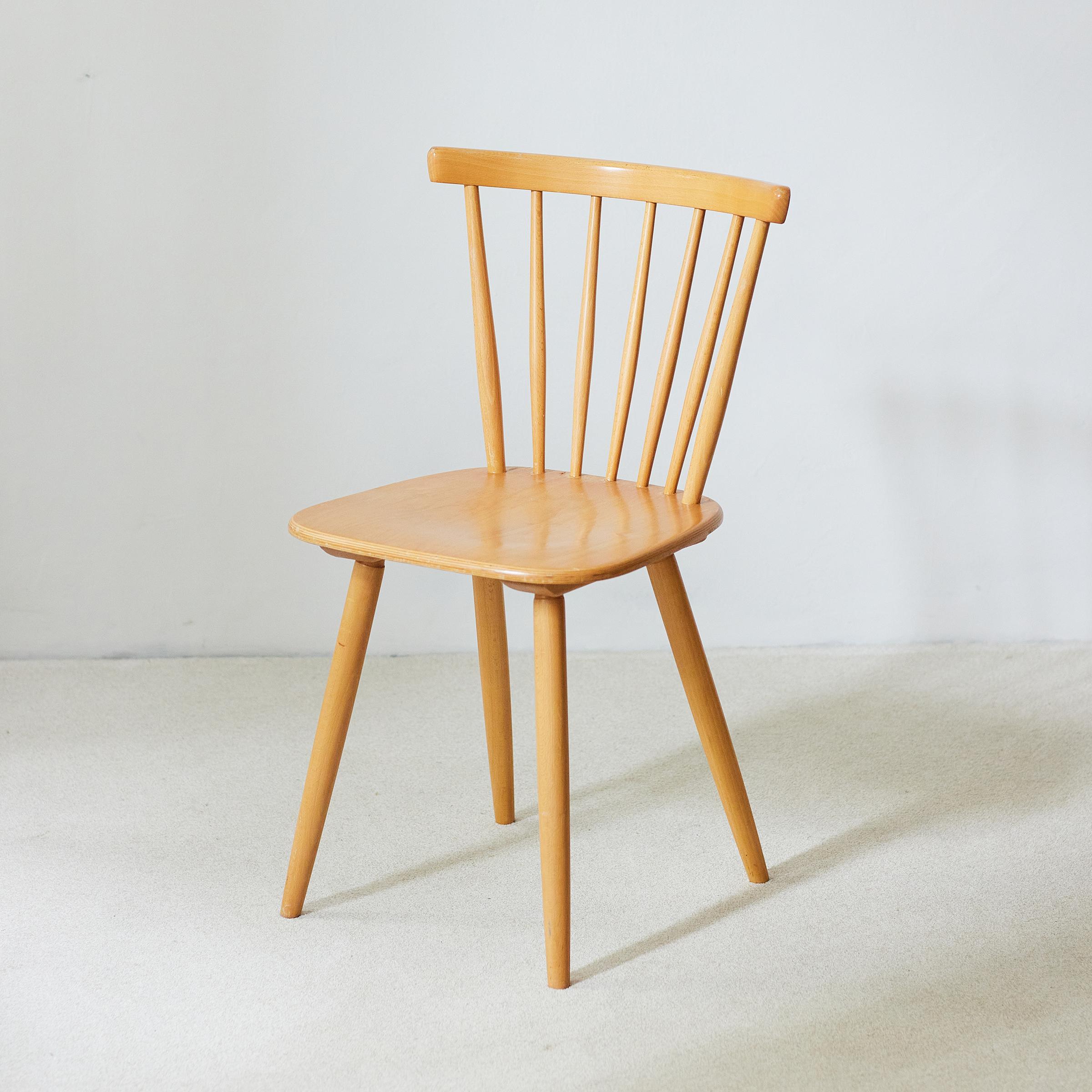 Add a touch of vintage charm to your dining room with these mid-century modern Horgenglarus dining chairs. The chairs made of lacquered beech wood have a light wood tone. 

The set contains six chairs, 45 cm long, 44 cm wide and 84 cm high, but in