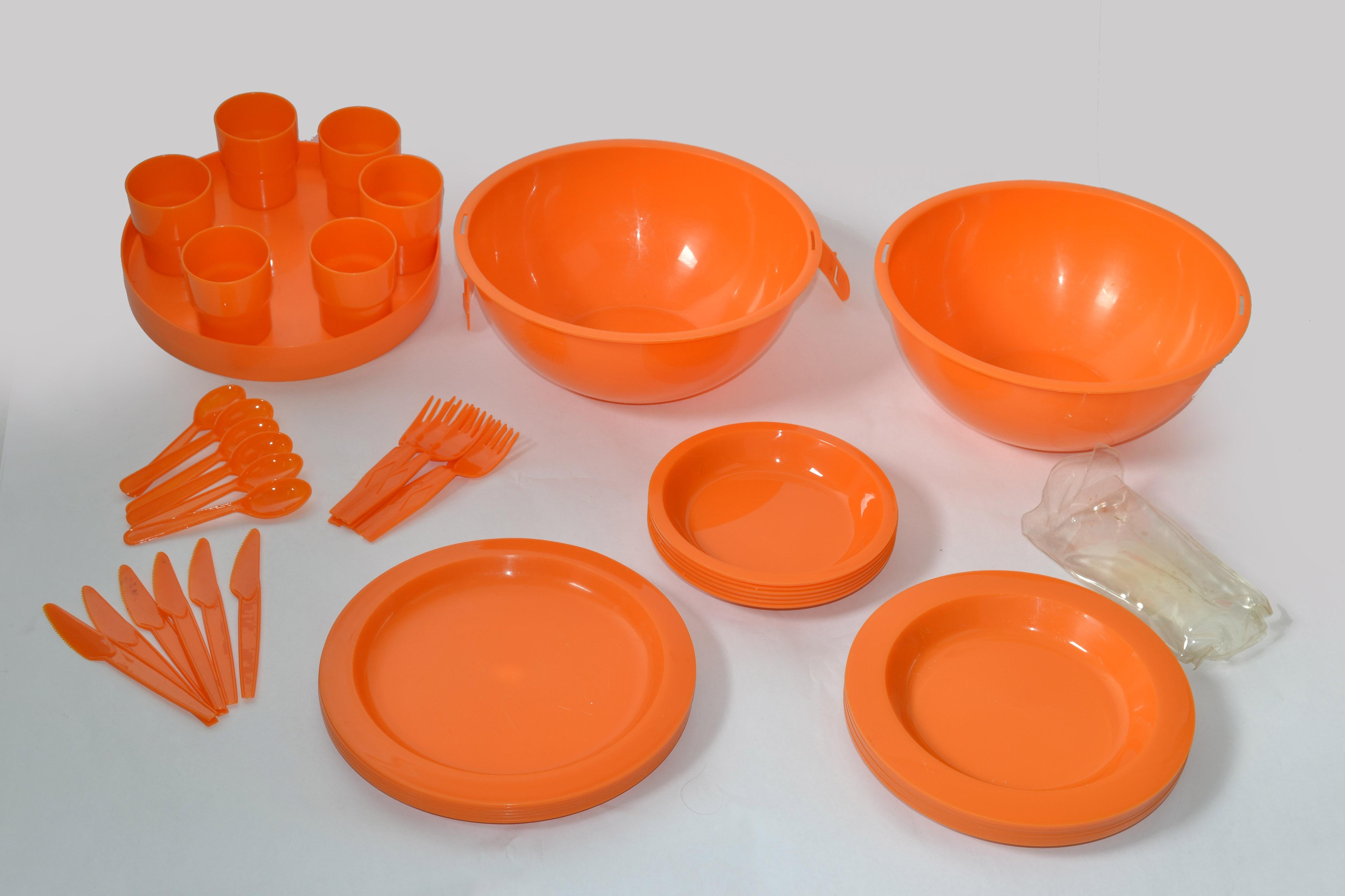 Set 45 Ingrid Chicago Nesting Picnic Serving Tableware 6 Place Setting Space Age In Good Condition For Sale In Miami, FL