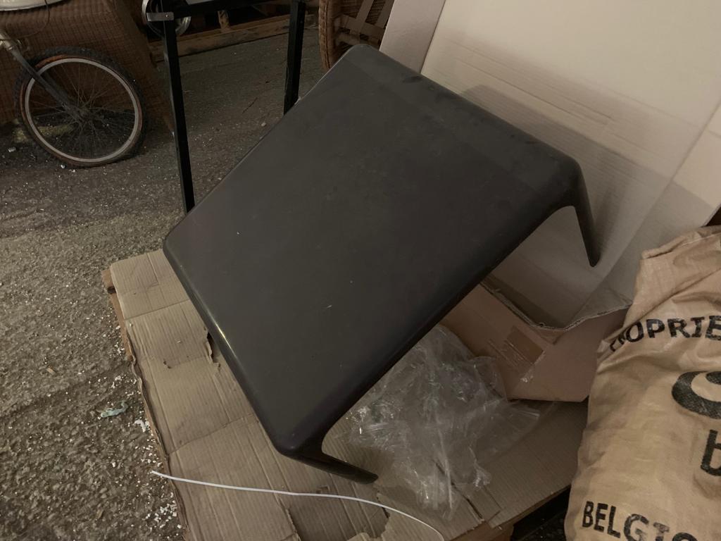 italien Ensemble de 3 sièges et table basse Vicario de Vico Magistretti pour Artemide en vente