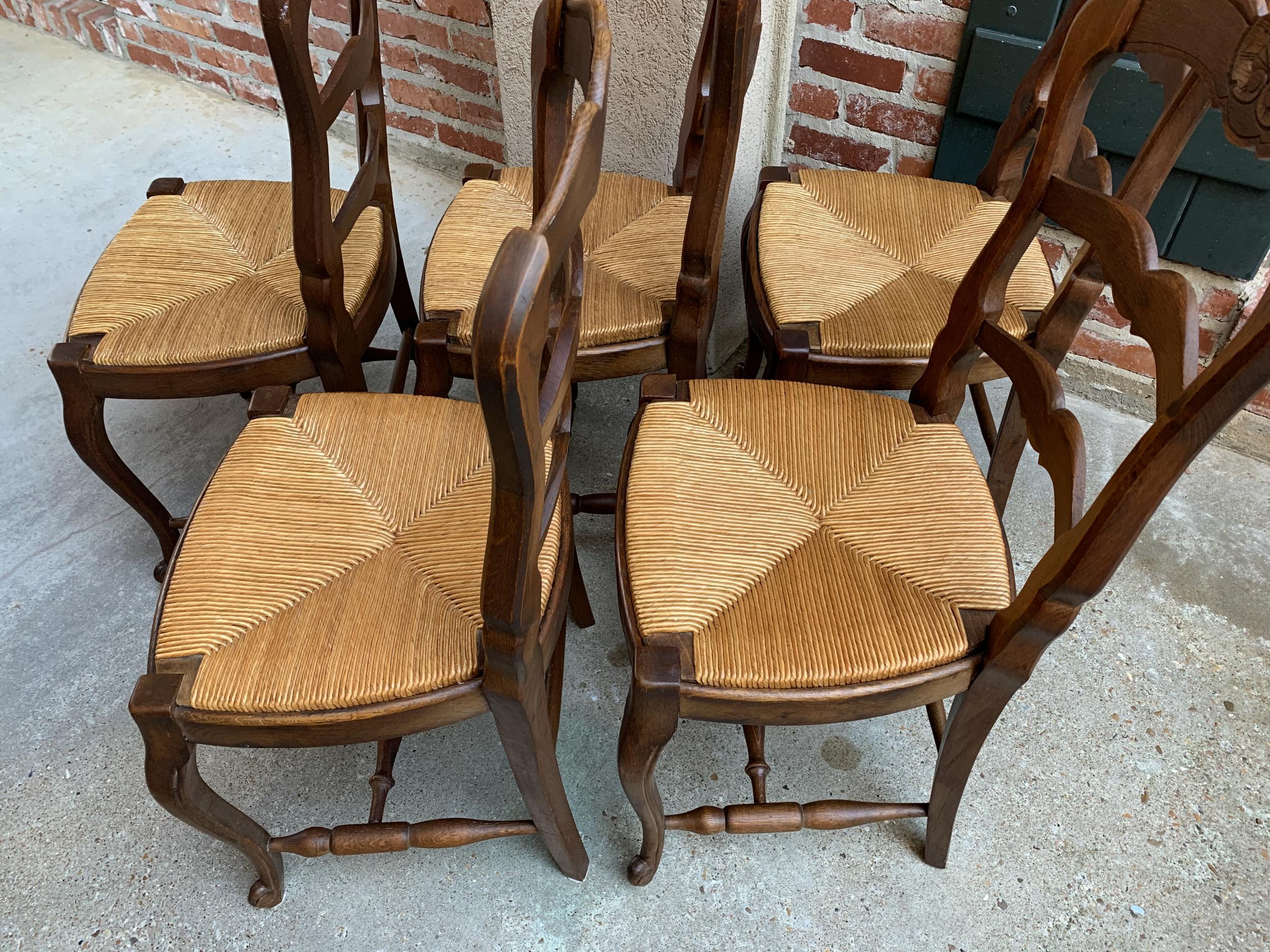 Set of 5 Antique French Country Carved Oak Ladder Back Dining Chair Rush Seat In Fair Condition In Shreveport, LA
