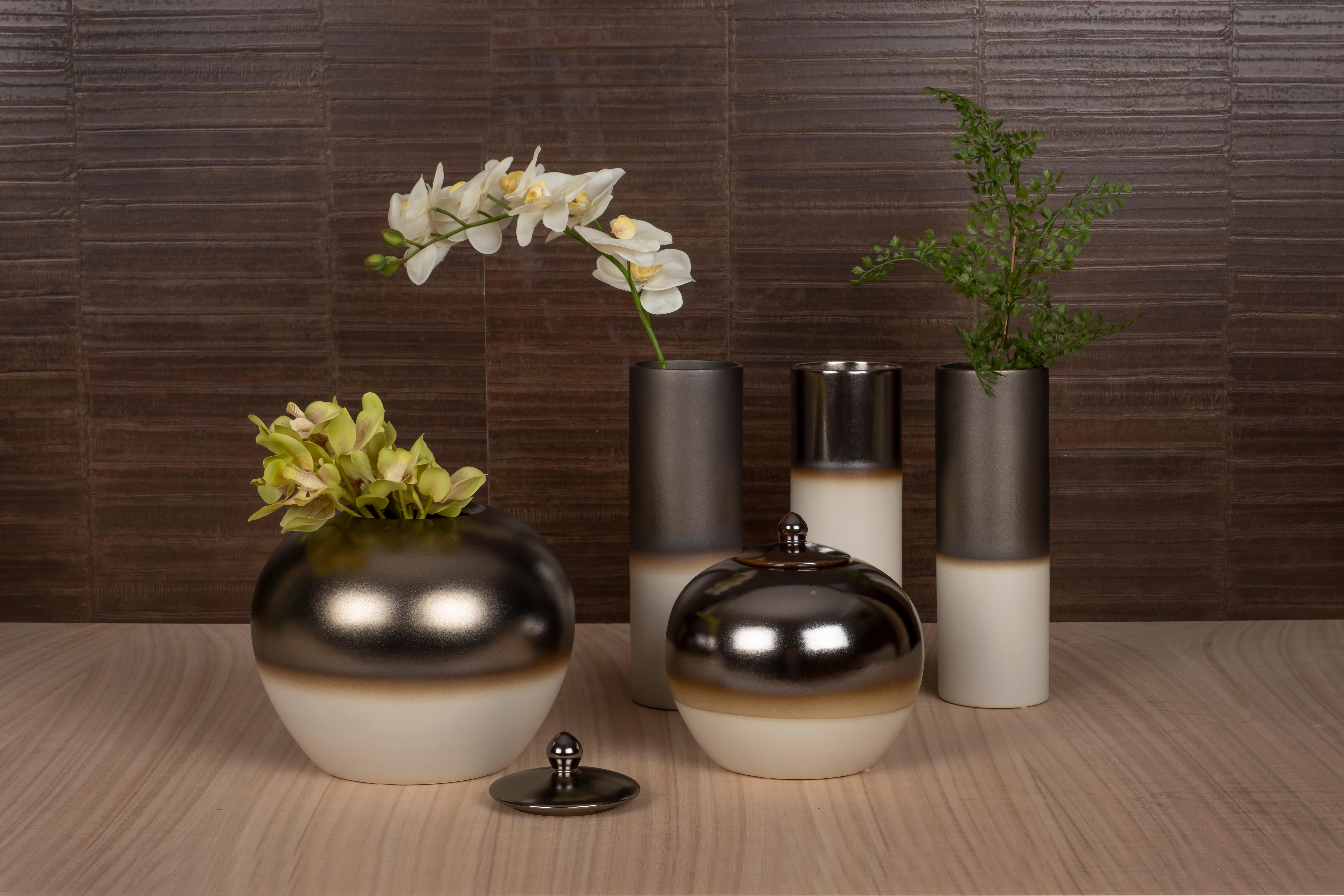 Set/5 Ceramic Vases and Pots, Cream & Bronze, Lusitanus Home Collection, Handcrafted in Portugal - Europe by Lusitanus Home.

This beautiful set includes three waterproof ceramic vases and two pots with lids, perfect to be displayed together in
