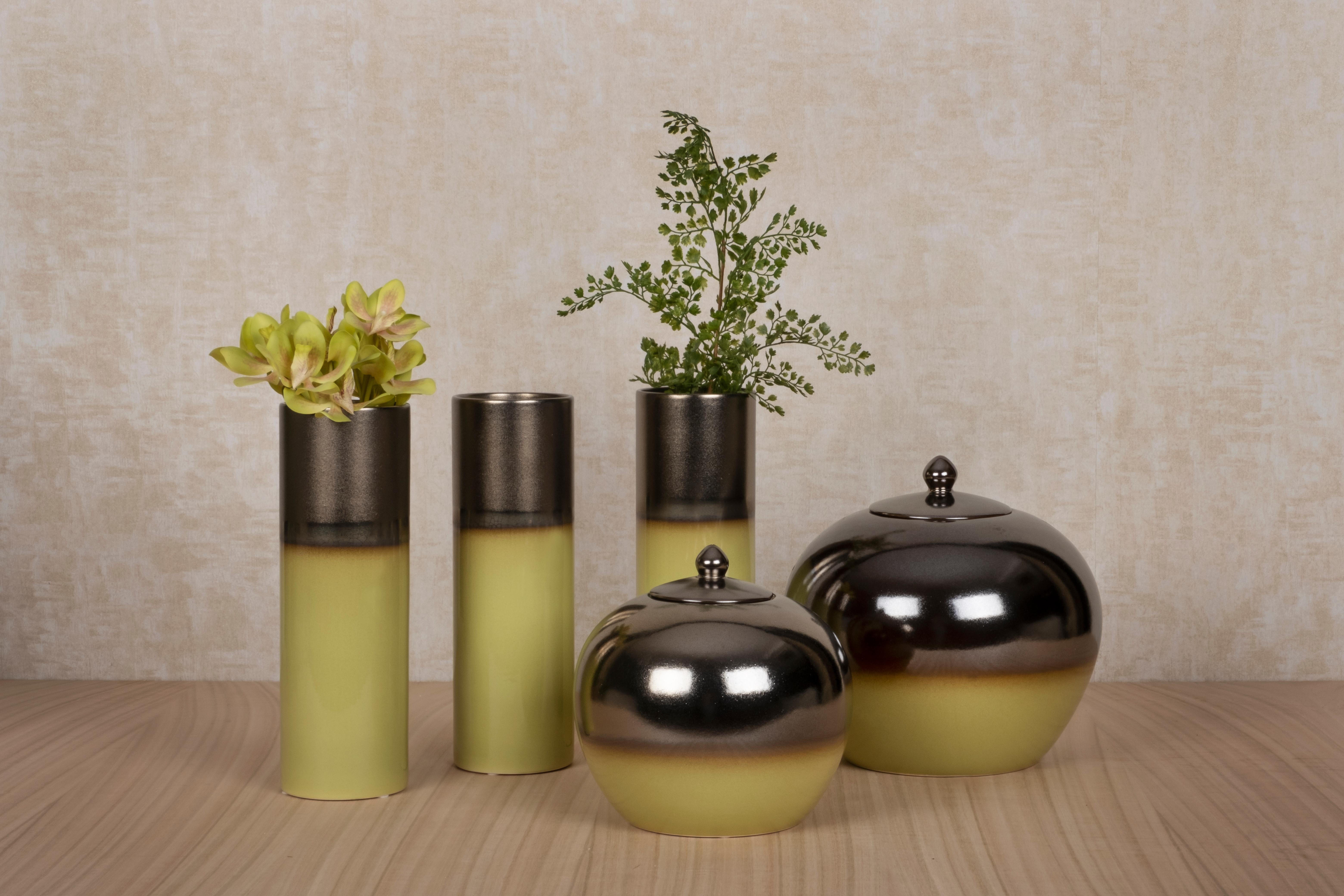 Set/5 Vasen und Töpfe aus Keramik, Grün & Bronze, Lusitanus Home Collection, Handgefertigt in Portugal - Europa von Lusitanus Home.

Dieses schöne Set besteht aus drei wasserfesten Keramikvasen und zwei Töpfen mit Deckeln, die sich perfekt