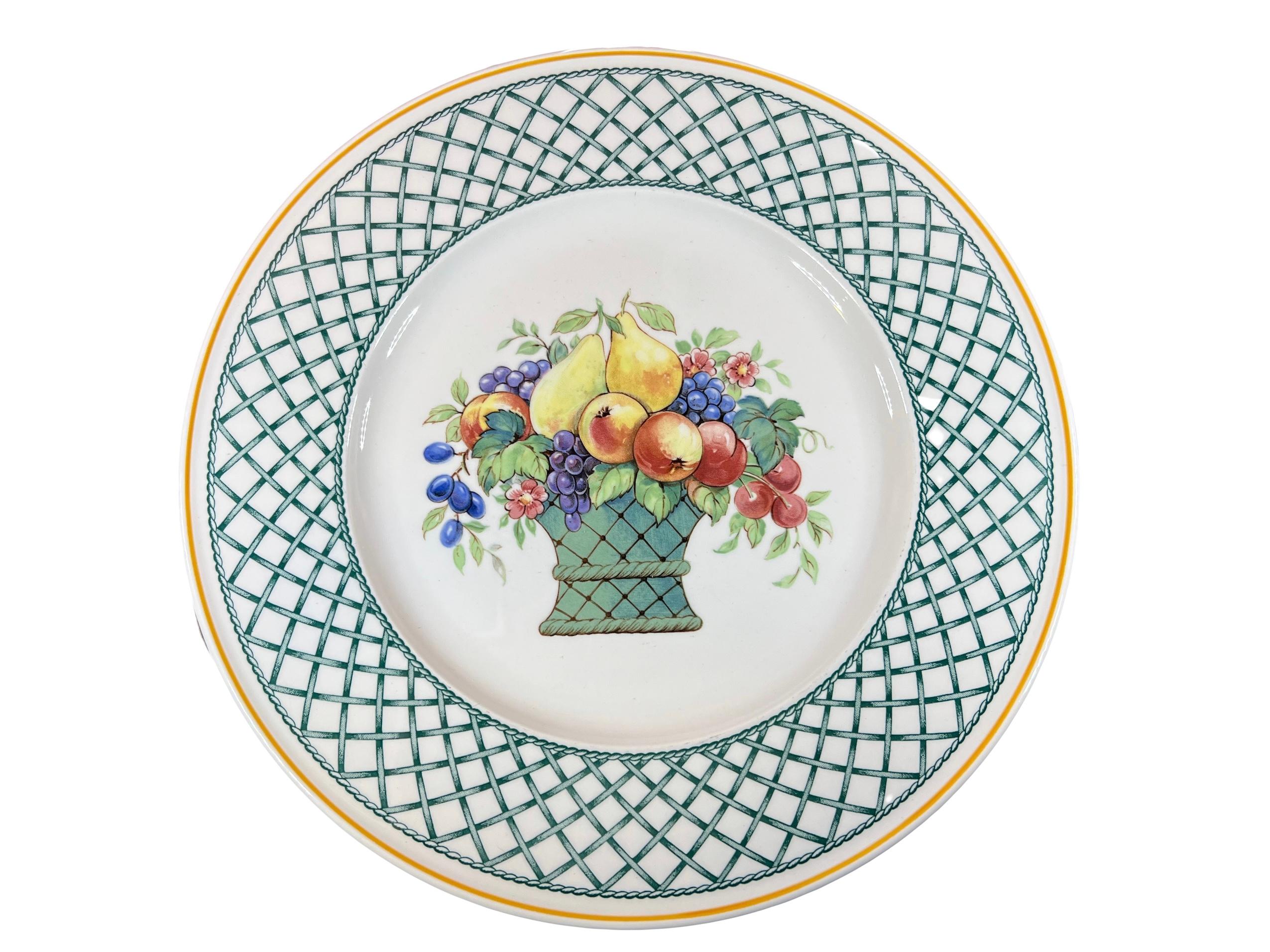 Enjoy harmonious porcelain settings with a nostalgic decor. Basket Garden is a modern twist on the tableware classic from the 1970s. The fruit basket with its characteristic grid pattern exudes traditional charm, while the modern shape of the