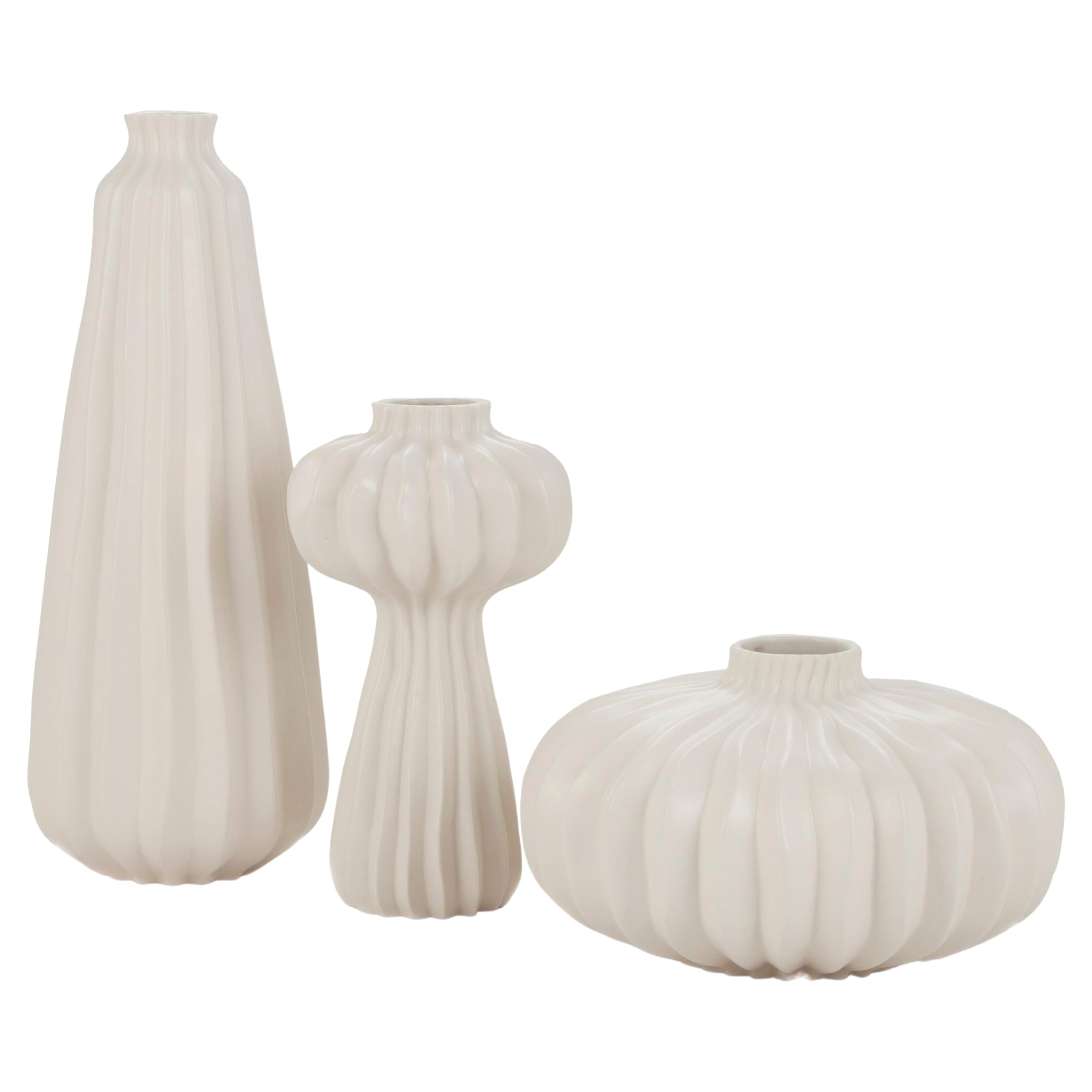 Ensemble/5 vases en céramique blancs et crème, fabriqués à la main au Portugal par Lusitanus Home en vente 5