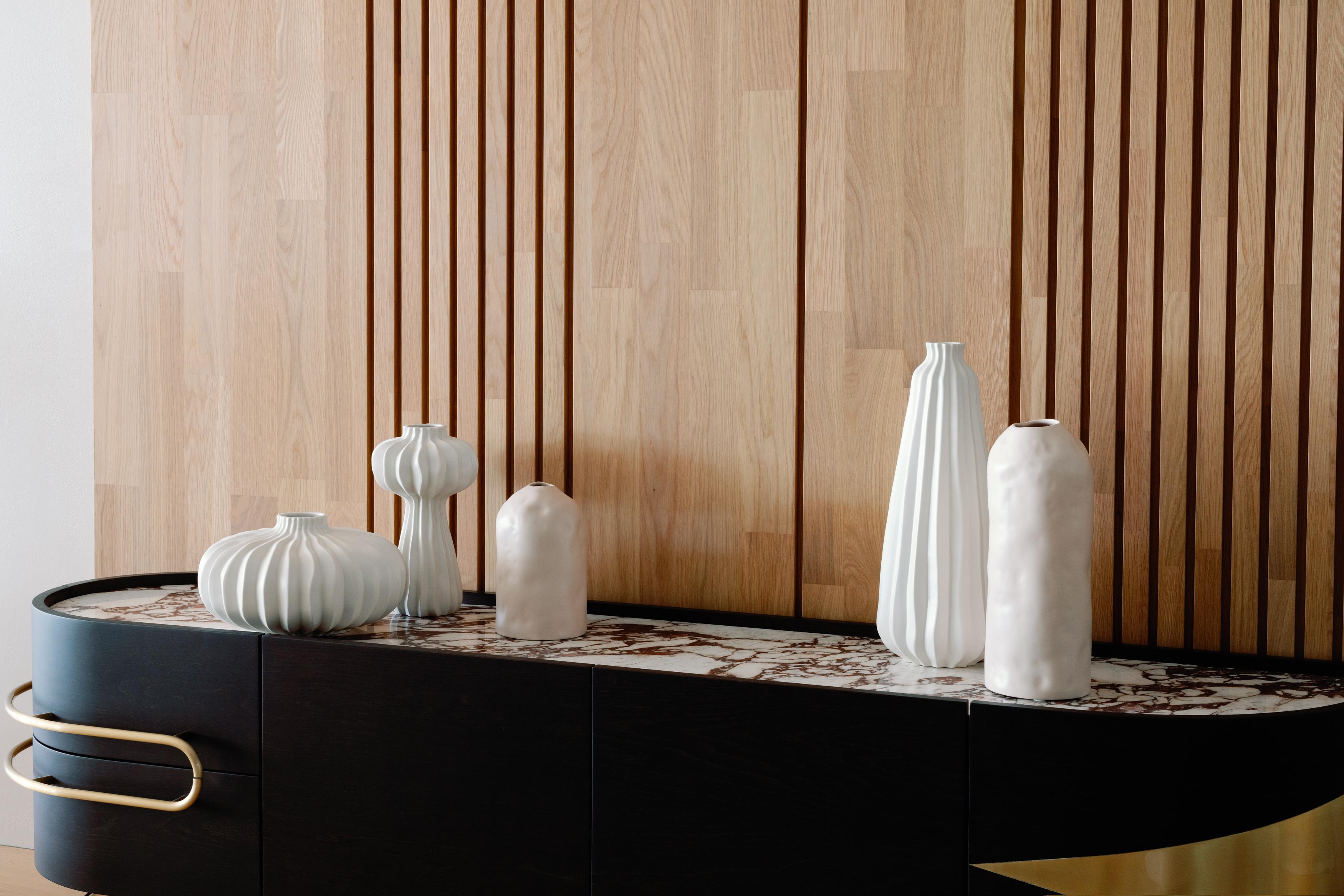 Moderne Ensemble/5 vases en céramique blancs et crème, fabriqués à la main au Portugal par Lusitanus Home en vente