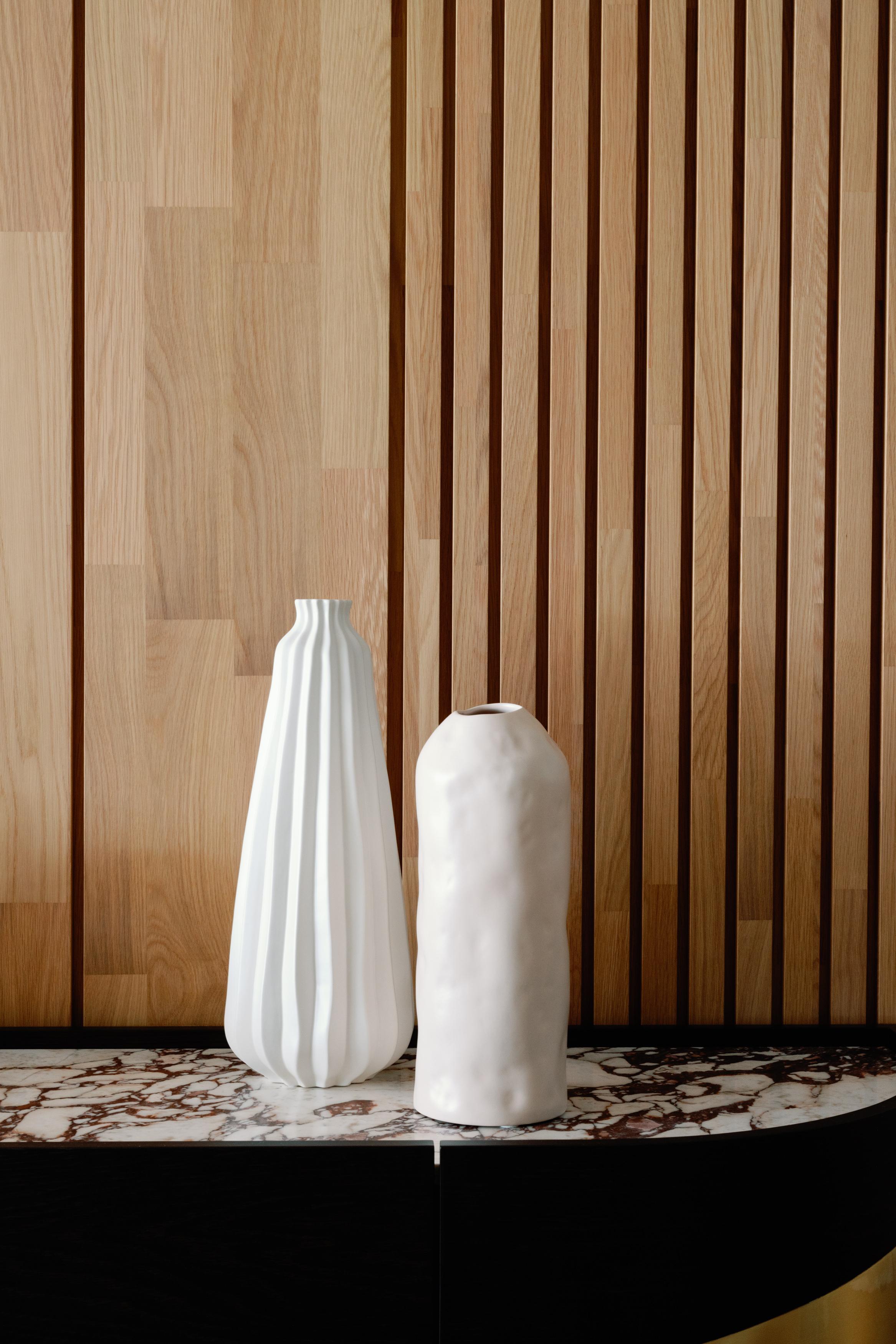 Dipinto a mano Set/5 vasi in ceramica, bianco e crema, fatti a mano in Portogallo da Lusitanus Home in vendita