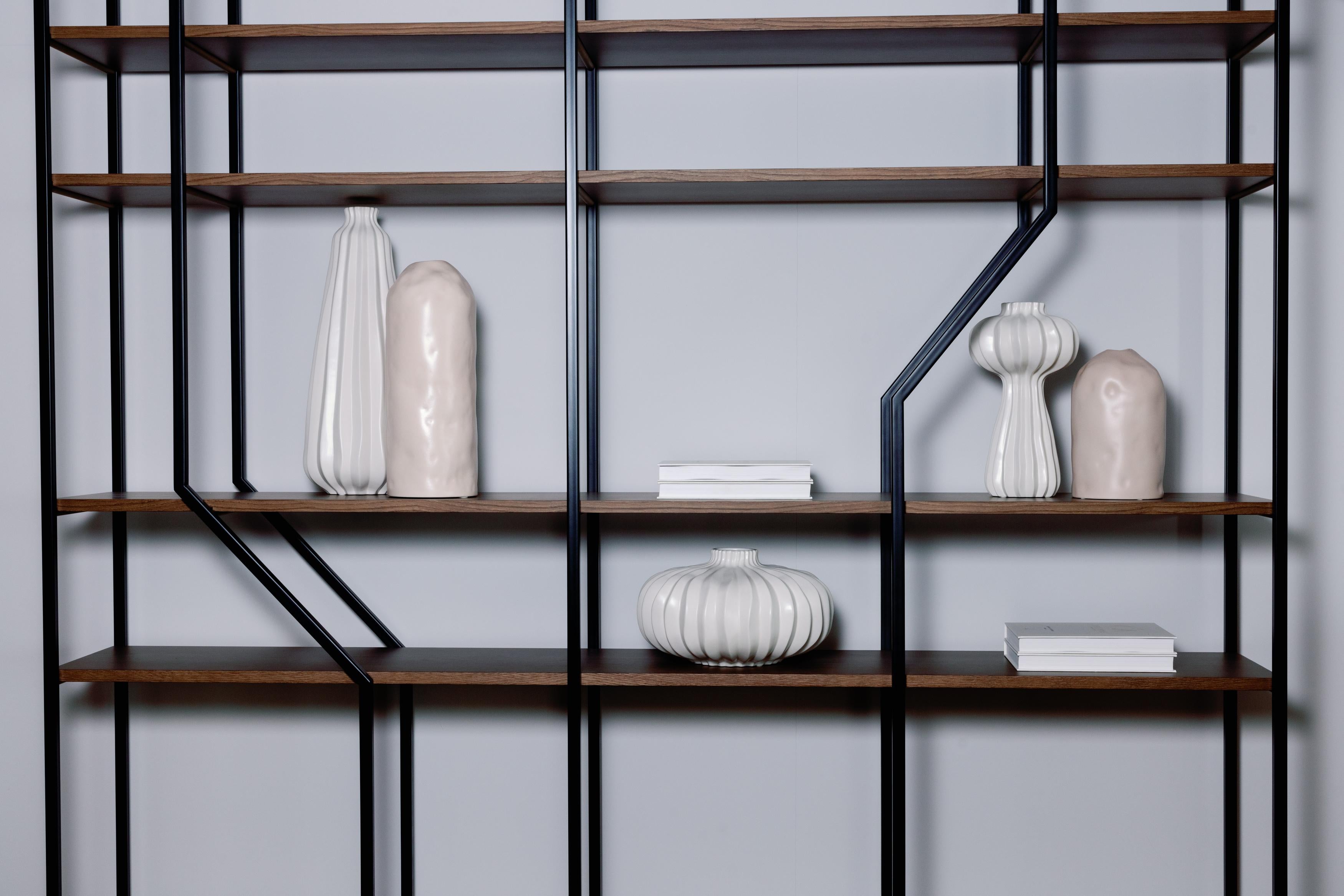 XXI secolo e contemporaneo Set/5 vasi in ceramica, bianco e crema, fatti a mano in Portogallo da Lusitanus Home in vendita