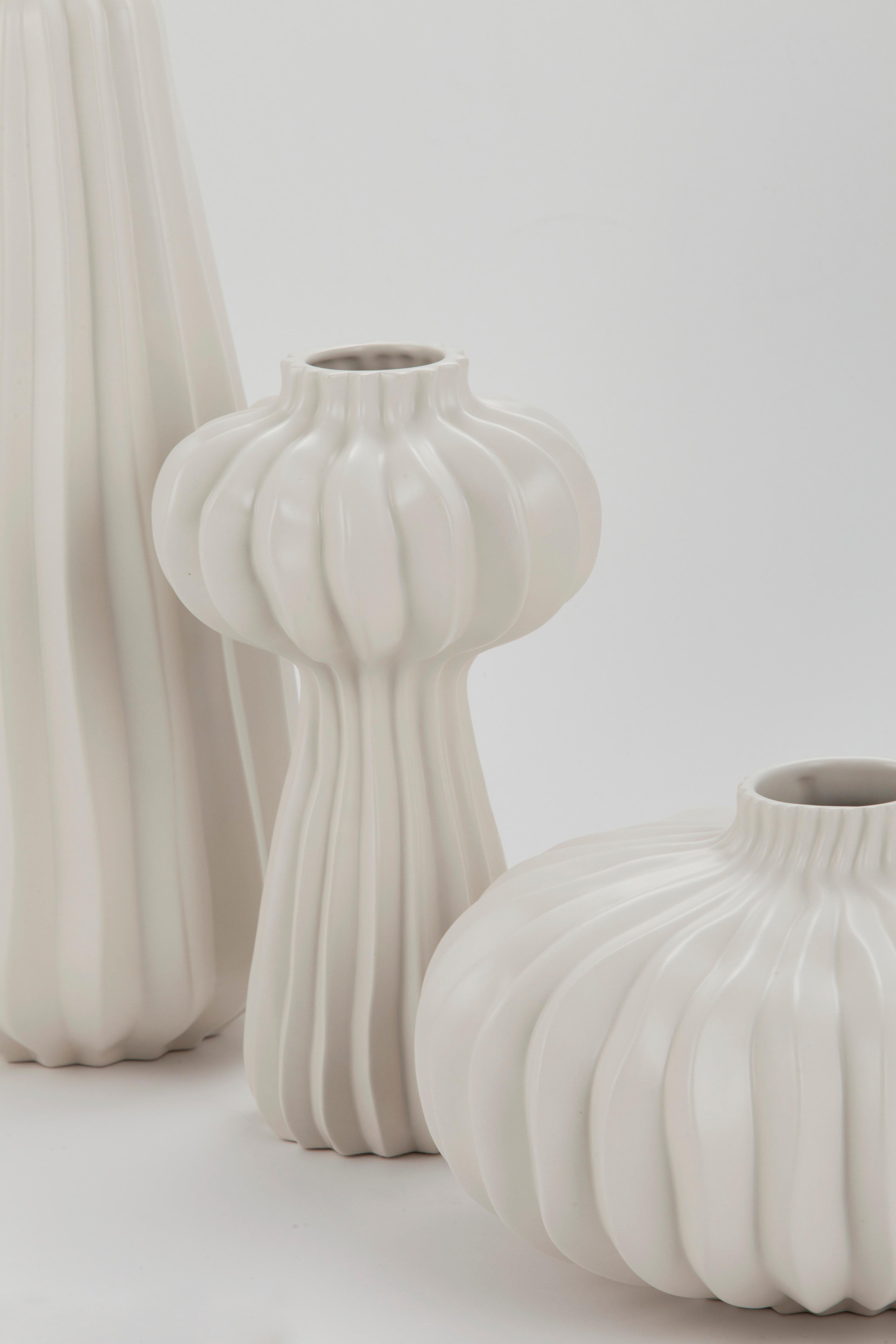Ceramica Set/5 vasi in ceramica, bianco e crema, fatti a mano in Portogallo da Lusitanus Home in vendita