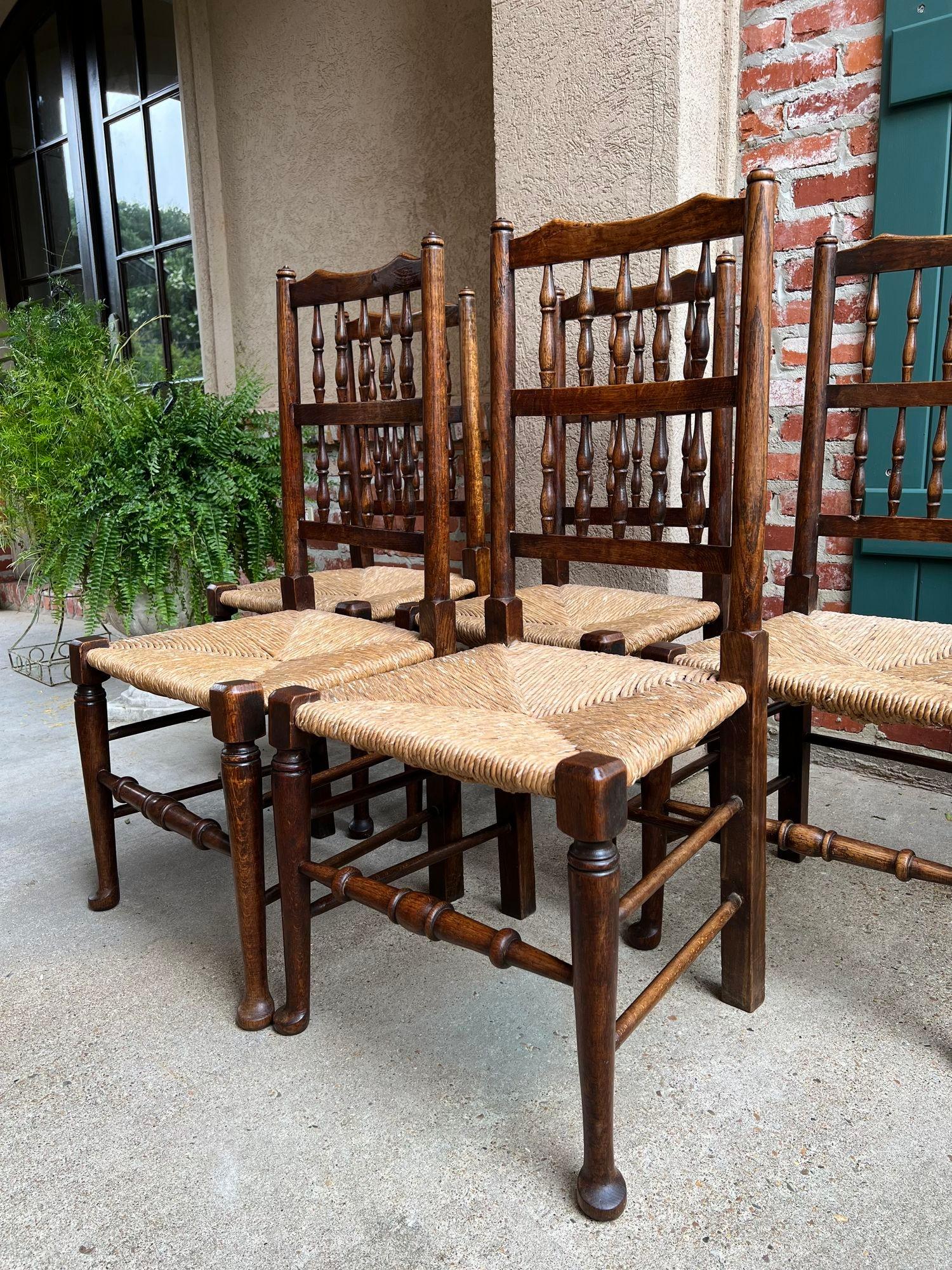 Set 5 Vintage English Oak Dining Side Chairs Rush Seat Lancashire Spindle Back In Good Condition For Sale In Shreveport, LA