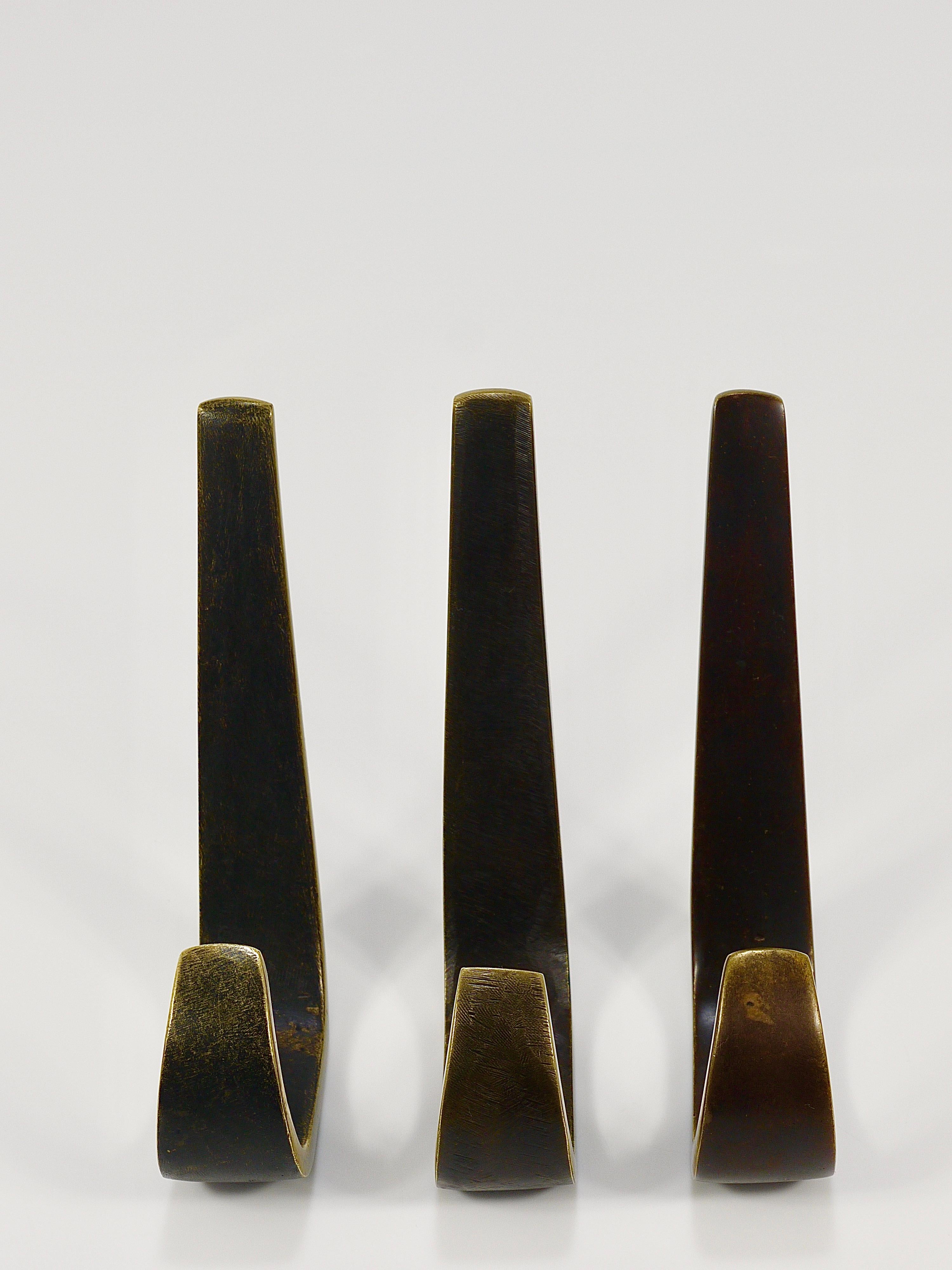 Set 5 Werkstätte Hagenauer Patinated Brass Midcentury Wall Coat Hooks, Austria 8