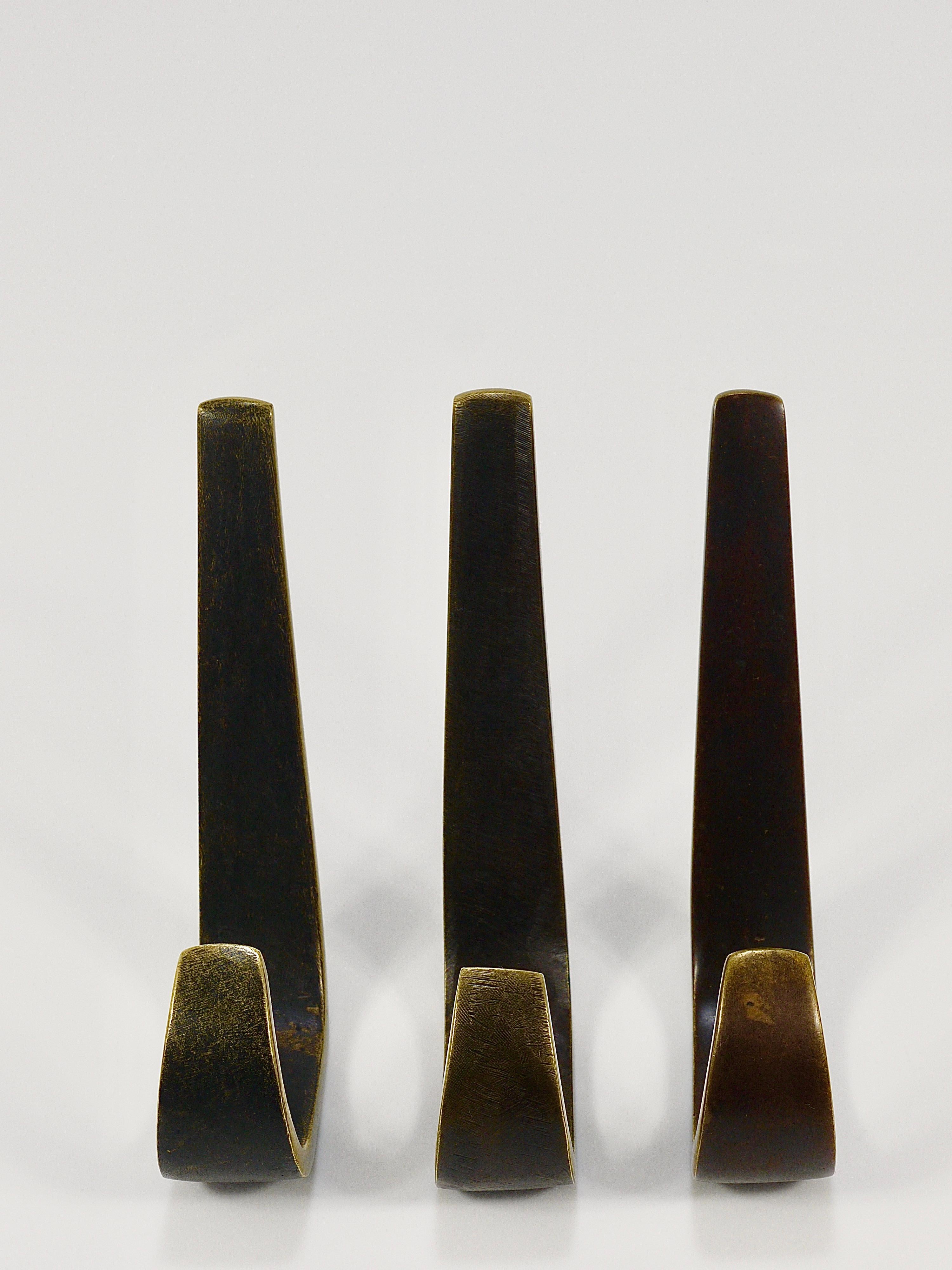 Set 5 Werkstätte Hagenauer Patinated Brass Midcentury Wall Coat Hooks, Austria For Sale 8