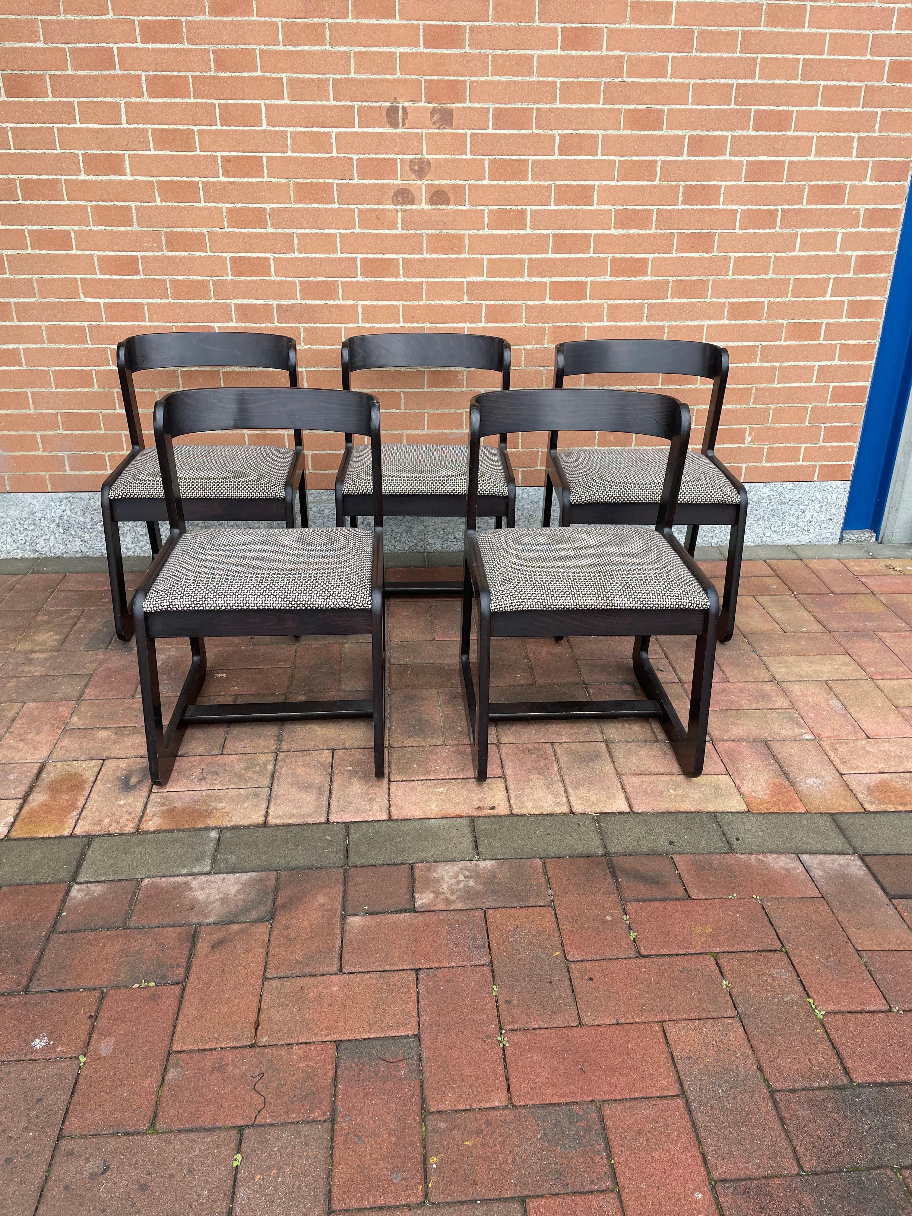Set of five chairs in stained beech from the 70s designed by Willy Rizzo for Mario Sabot.
The peculiarity of the design is given by the curved wooden backrest which gives these seats a soft and always up-to-date line.
The condition of the set is