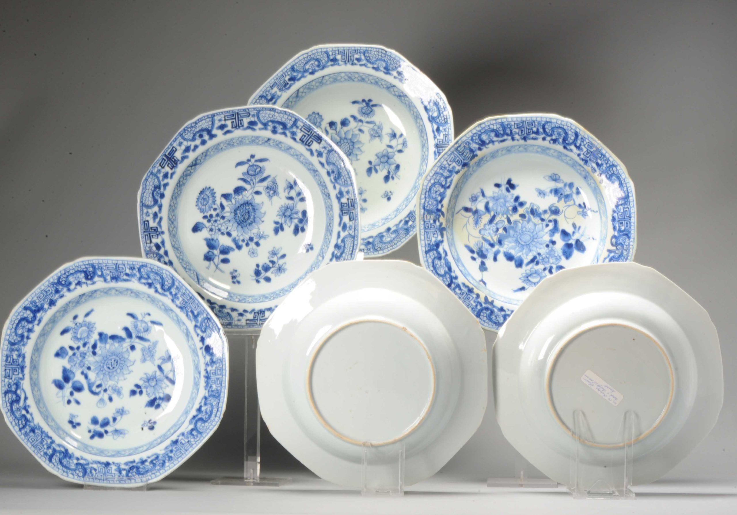 Ein sehr schön dekoriertes SET von 6 tiefen Tellern in Blau und Weiß, Kangxi/Yongzheng Periode. Mit Blumen geschmückt

Zusätzliche Informationen:
MATERIAL: Porzellan & Töpferei
Farbe: Blau & Weiß
Herkunftsregion: China
Kaiser: Kangxi