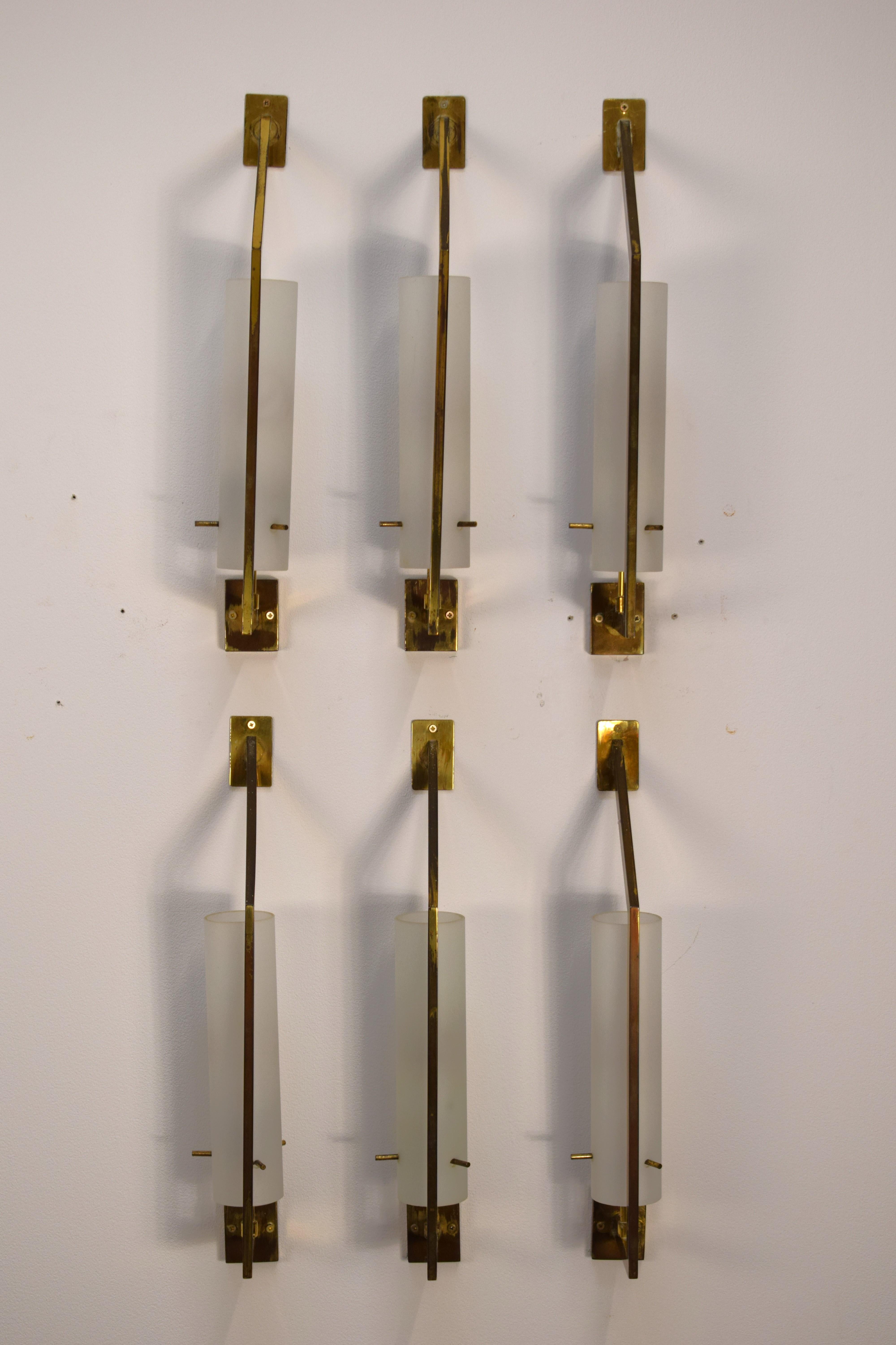 Set di 6 apliques
Producción italiana de 1960. Set compuesto por 6 apliques en perfecto estado: altura 20 cm, anchura 7 cm, profundidad (cuerpo) 11,5 cm, altura tubo 5 cm. Artículos usados, con signos relacionados con el uso y el tiempo que