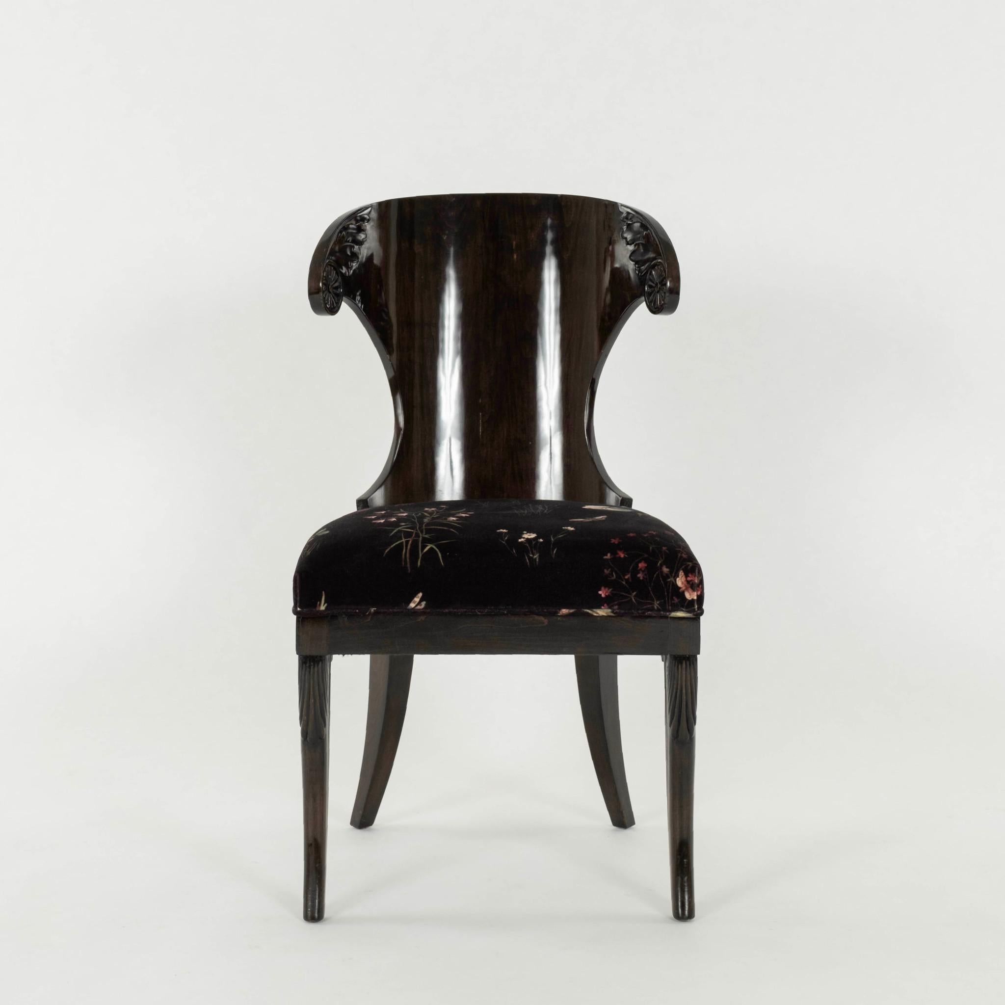 Seis Charlap Hyman & Herrero Primavera Terciopelo Negro  Sillas de comedor Klismos Art Decó en venta