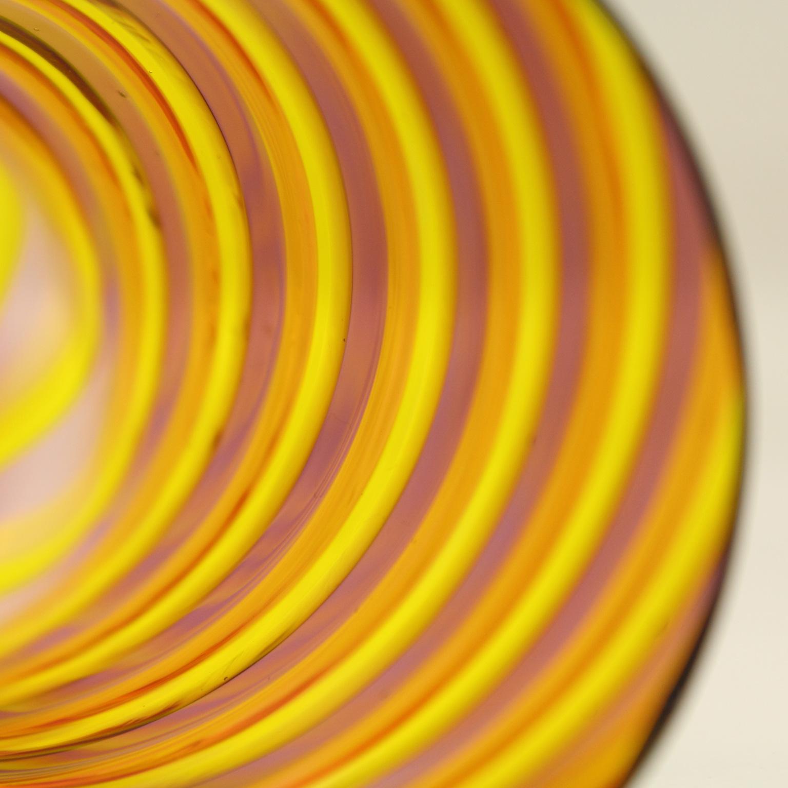Italiano Set 6 bicchieri artistici fatti a mano Murano Canne di vetro rosso e giallo di Multiforme in vendita