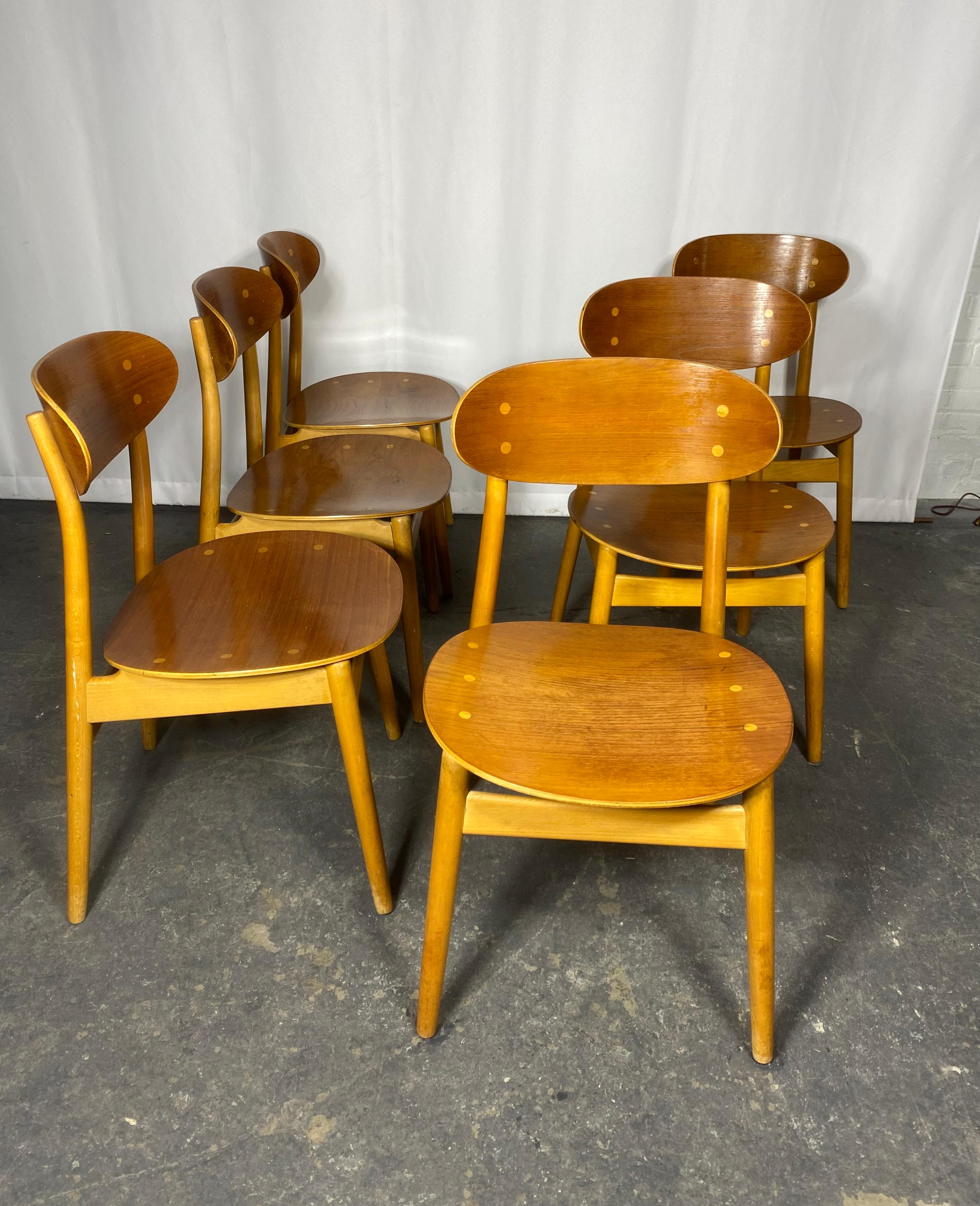 Ces chaises ont été conçues par Sven Erik Fryklund et fabriquées par la manufacture suédoise Hagafors Stolfabrik dans les années 1960. Le cadre est en bois de hêtre, l'assise et le dossier sont en teck cintré. Les chaises sont très bien conçues,