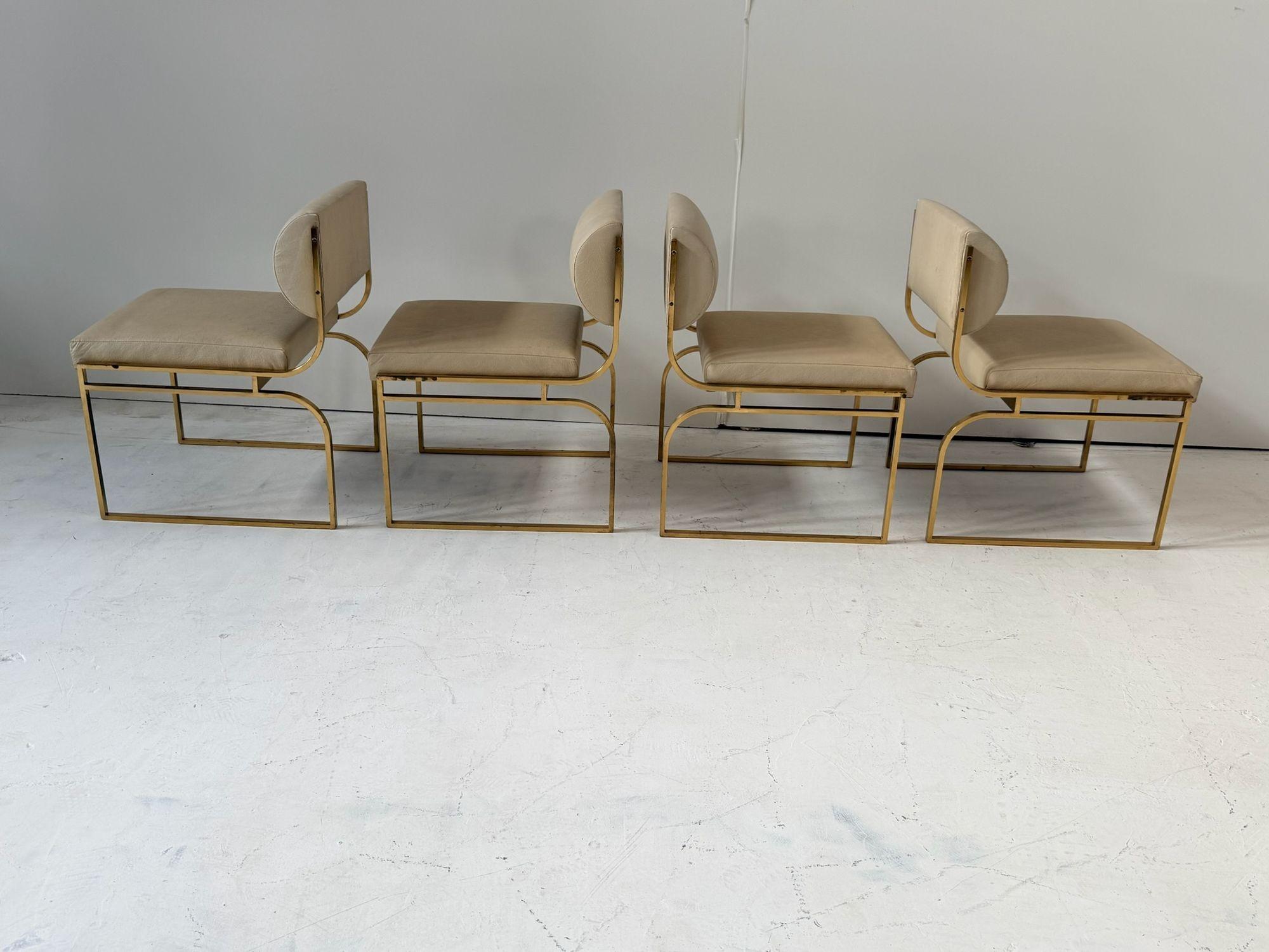 Set di 6 sedie da pranzo in ottone e pelle vegana, anni '80.   2 sedie da capitano e 4 sedie laterali.  Originale
Misura delle sedie capitano 30