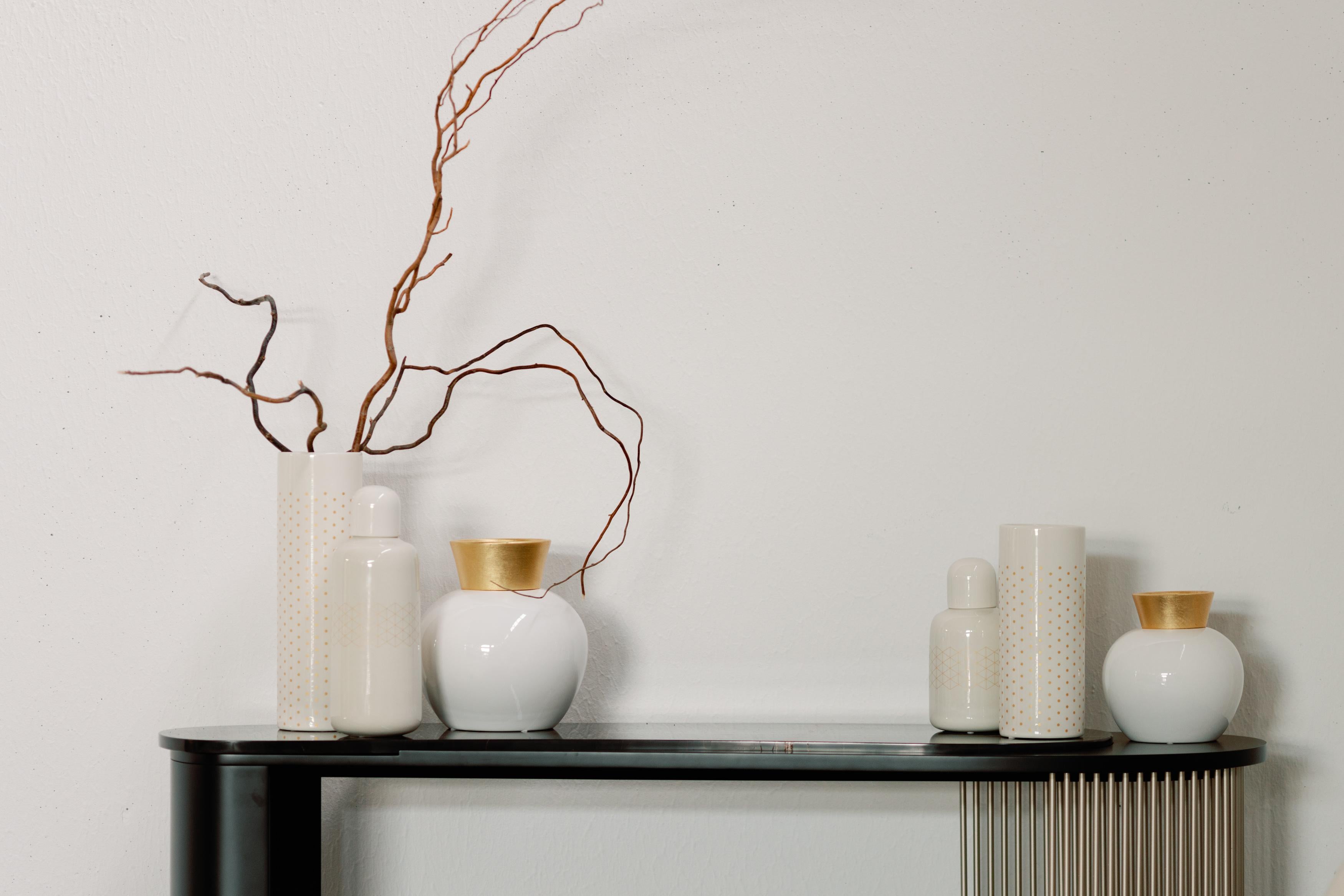 Set/6 Steele, Eden & Turner vases, Lusitanus Home Collection, Handcrafted in Portugal - Europe by Lusitanus Home.

This beautiful set includes four ceramic vases and two pots, both waterproof, perfect to be displayed together in endless