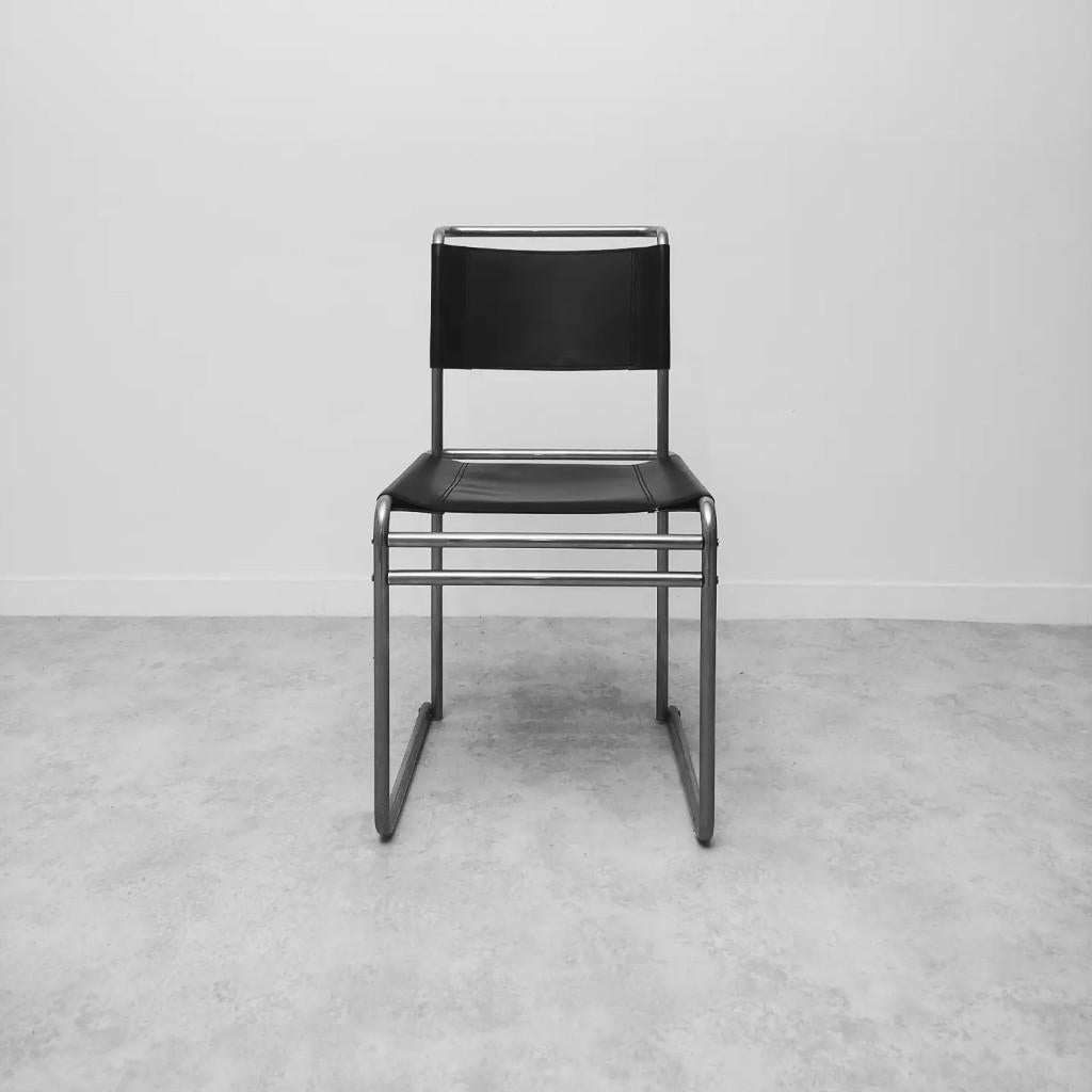 Inspired by the first bicycles, Marcel Breuer invented the first tubular metal furniture and furnishings in 1925.
The B5 chair is one of Breuer's earliest designs, rare and most desired compared to the famous Cesca, it is considered one of the most