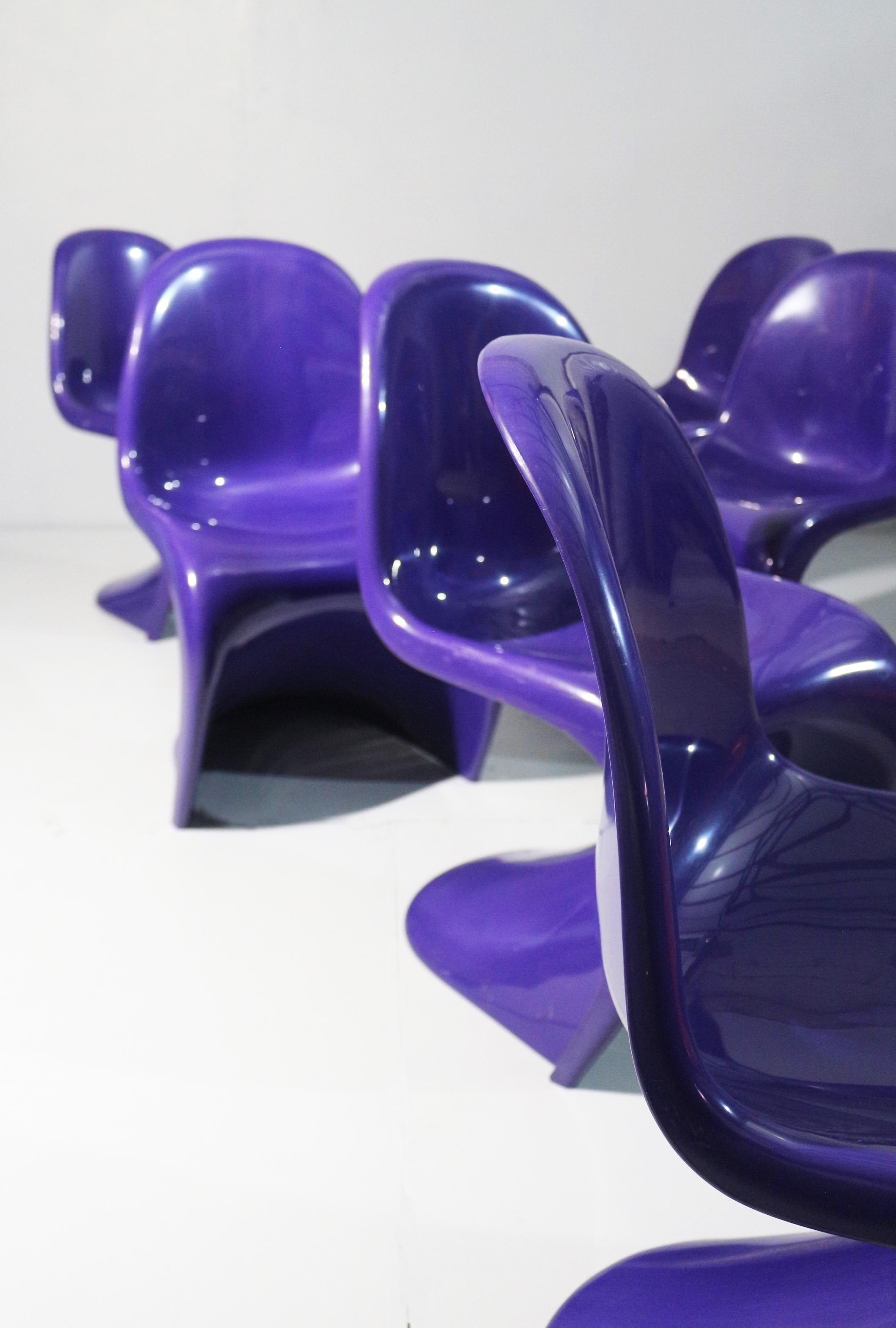 Rare set de 6 chaises Verner Panton datant des années 70. Edition Fehlbaum 
Couleur violet / rare dans cette teinte. 
Chaises signées sous l'assise . 
En tres bon état general . Aucun casse ni manque . 