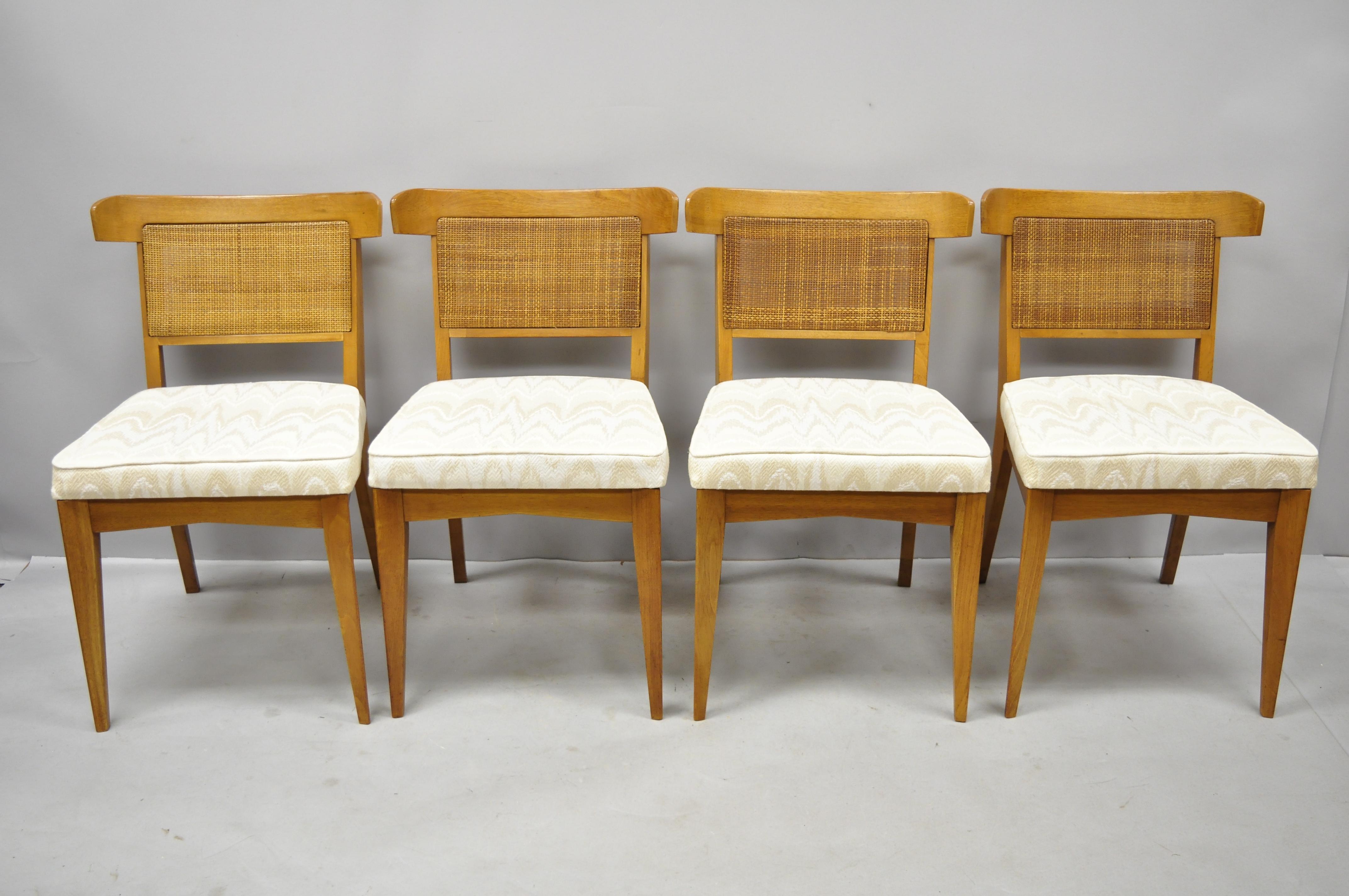 Satz von 6 geschwungenen Stühlen aus Nussbaumholz mit Rohrrücken im Stil der Mid-Century Modern. Das Angebot umfasst 6 Beistellstühle, geschwungene Rohrrücken, Massivholzkonstruktion, schöne Holzmaserung, gepolsterter Sitz, hochwertige amerikanische