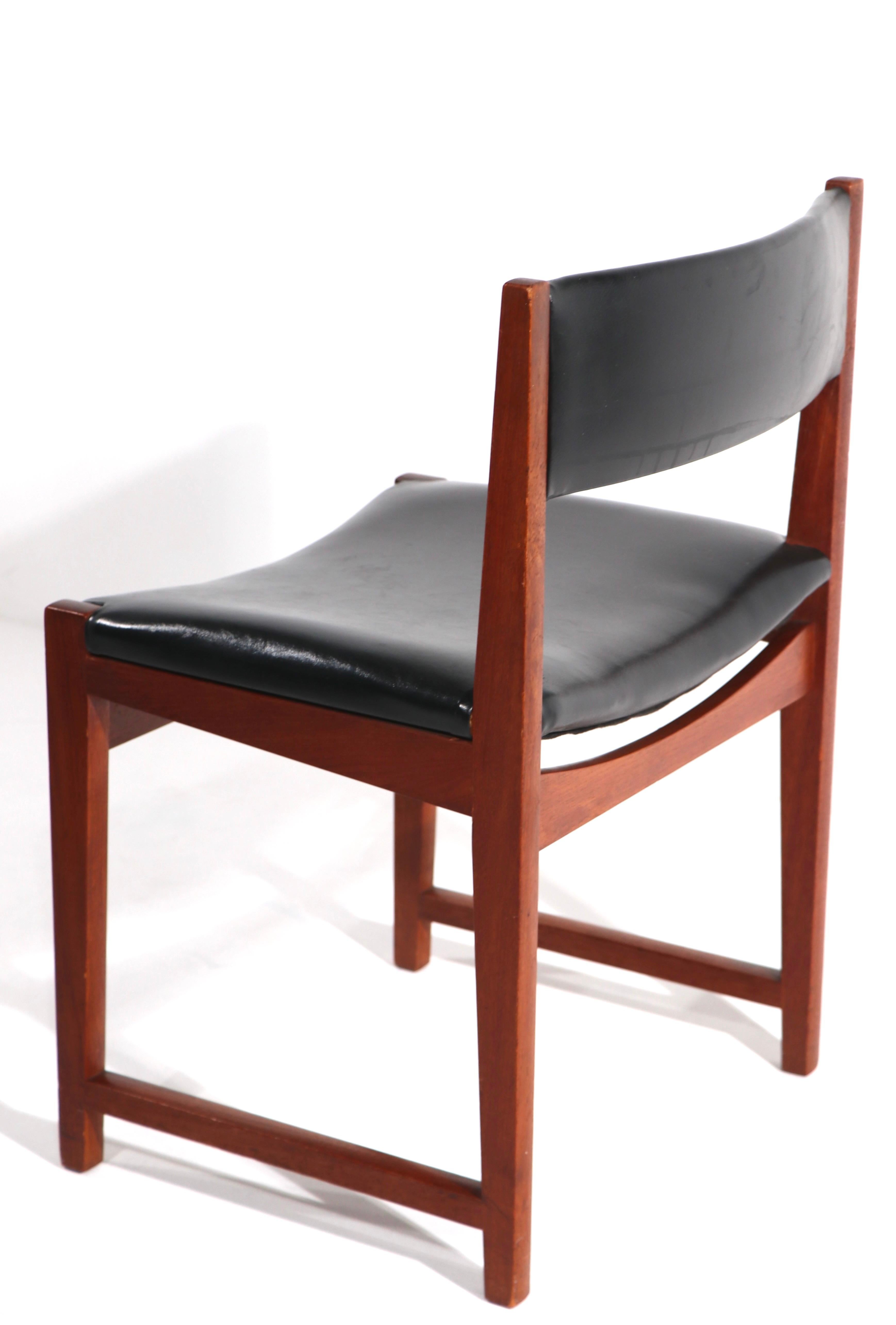 Rare ensemble de chaises de salle à manger modernes danoises conçues par Peter Hvidt & Orla Molgaard, pour Soborg Mobelfabrik, distribuées par John Stuart. L'ensemble se compose de quatre chaises sans bras (modèle 350) et de deux fauteuils (modèle