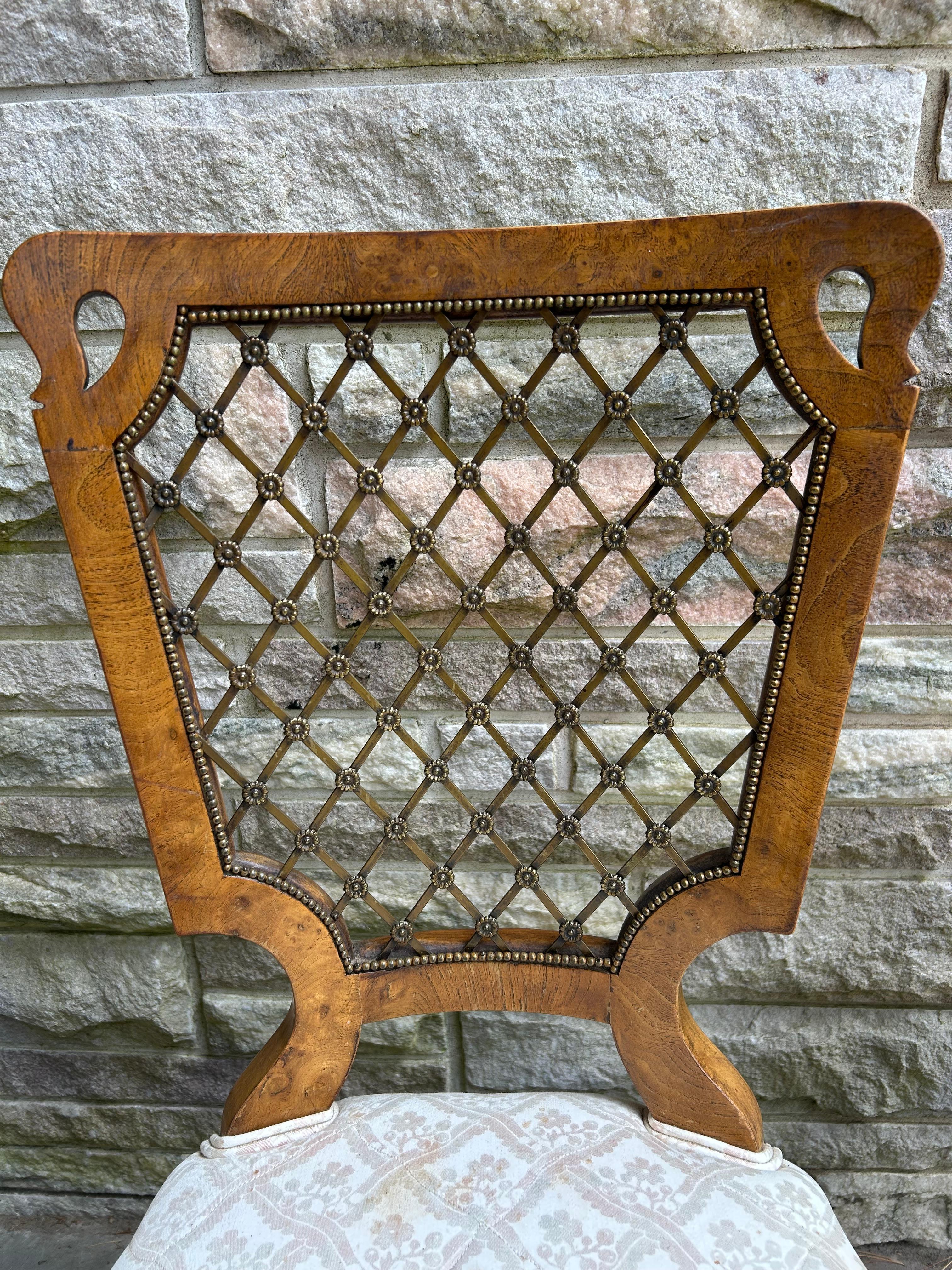 Satz 6 französische Provinzial-Esszimmerstühle mit Messing-Gitterrücken CIRCA 50er Jahre im Angebot 4